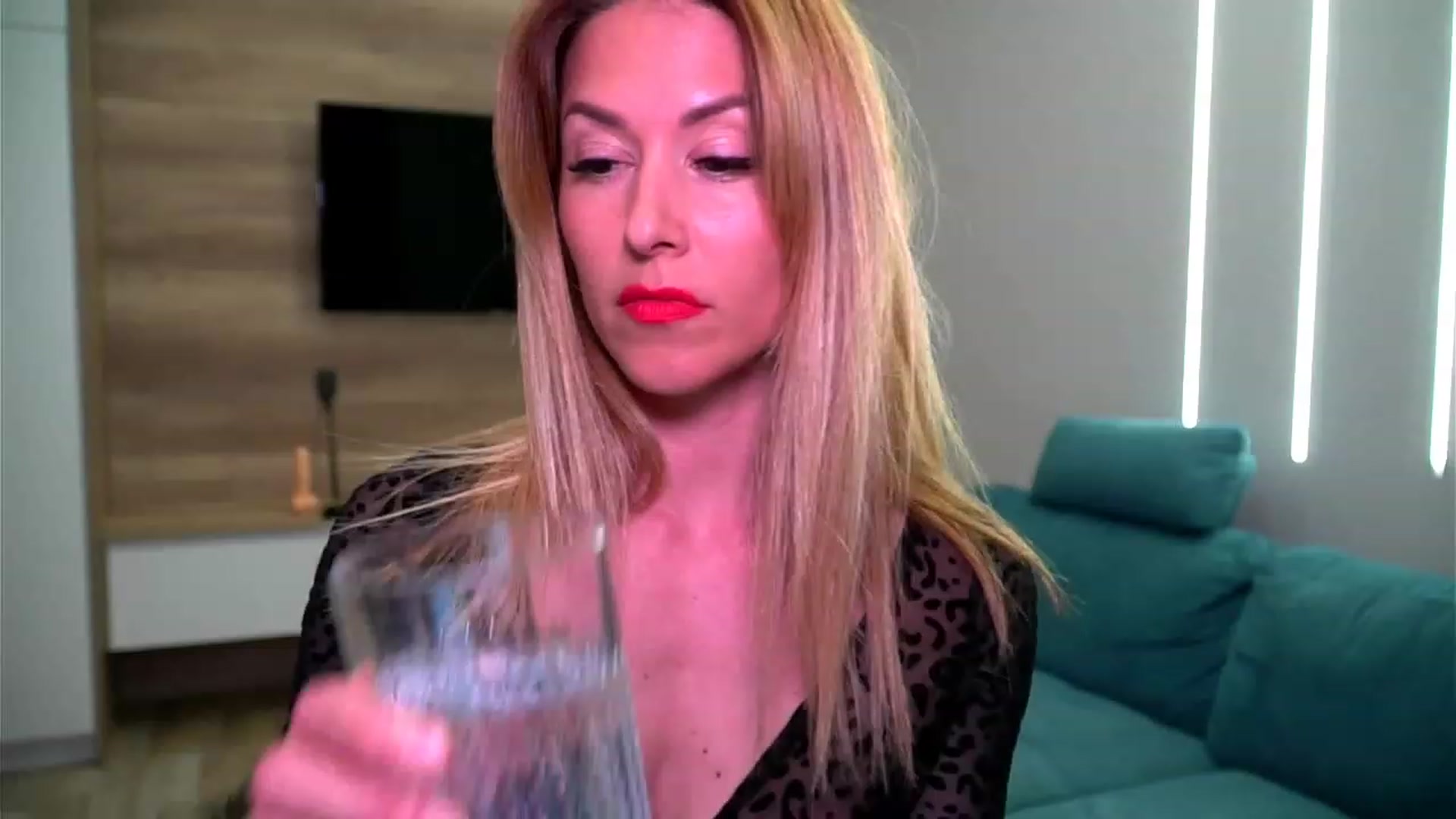 Gallery image thumbnail from lovelylollly's myfreecams stream on, 04/25/2023, 13:21 image 4 of 20