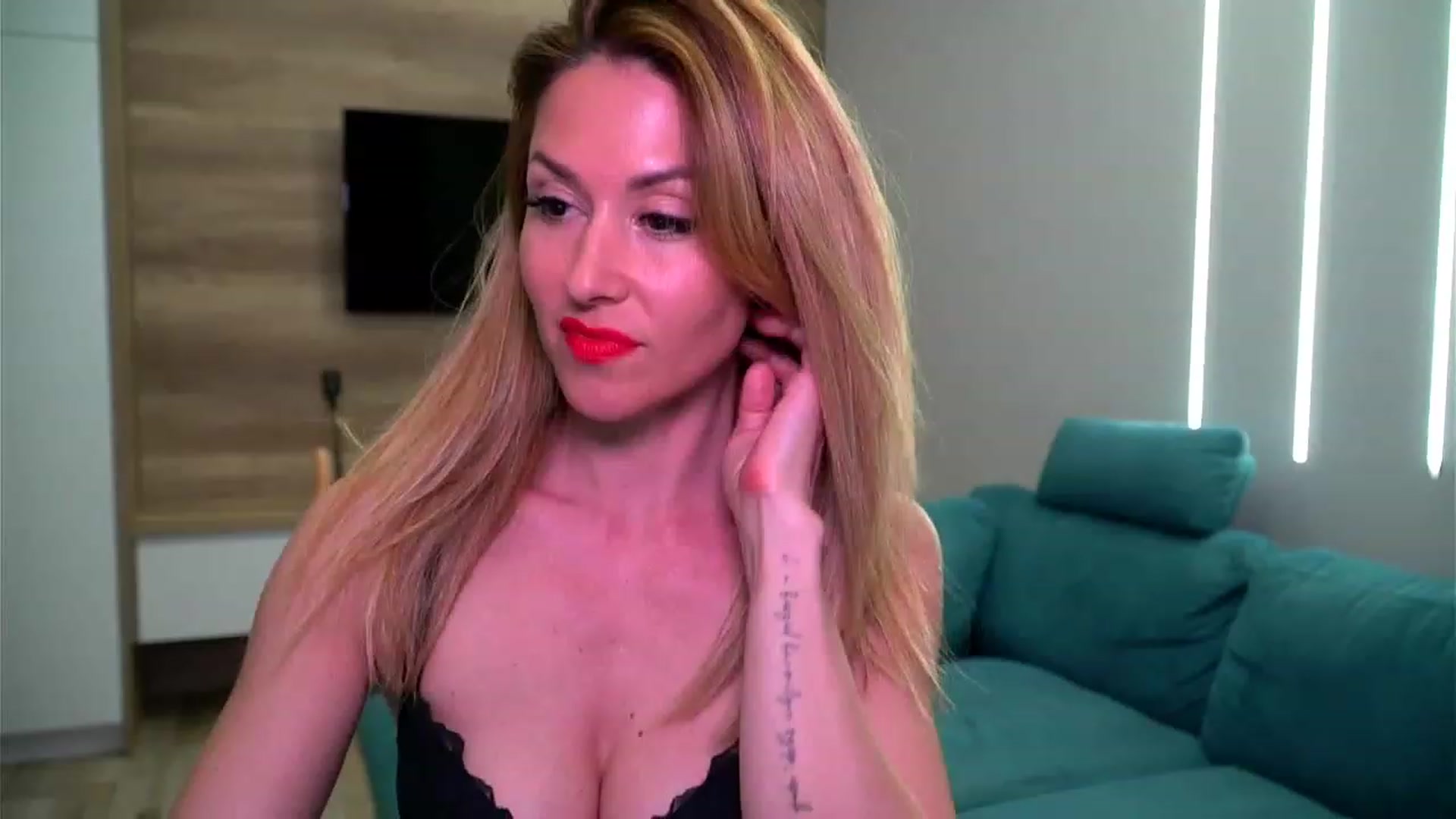 Gallery image thumbnail from lovelylollly's myfreecams stream on, 04/26/2023, 14:53 image 19 of 20