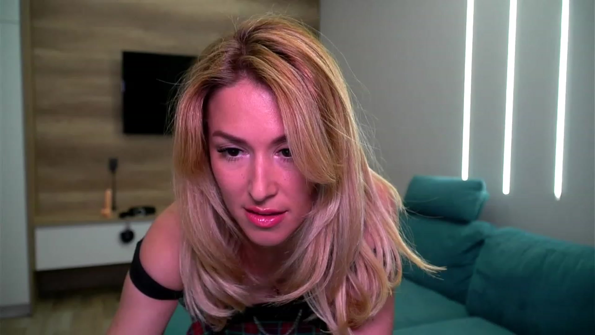 Gallery image thumbnail from lovelylollly's myfreecams stream on, 05/15/2023, 17:10 image 4 of 20