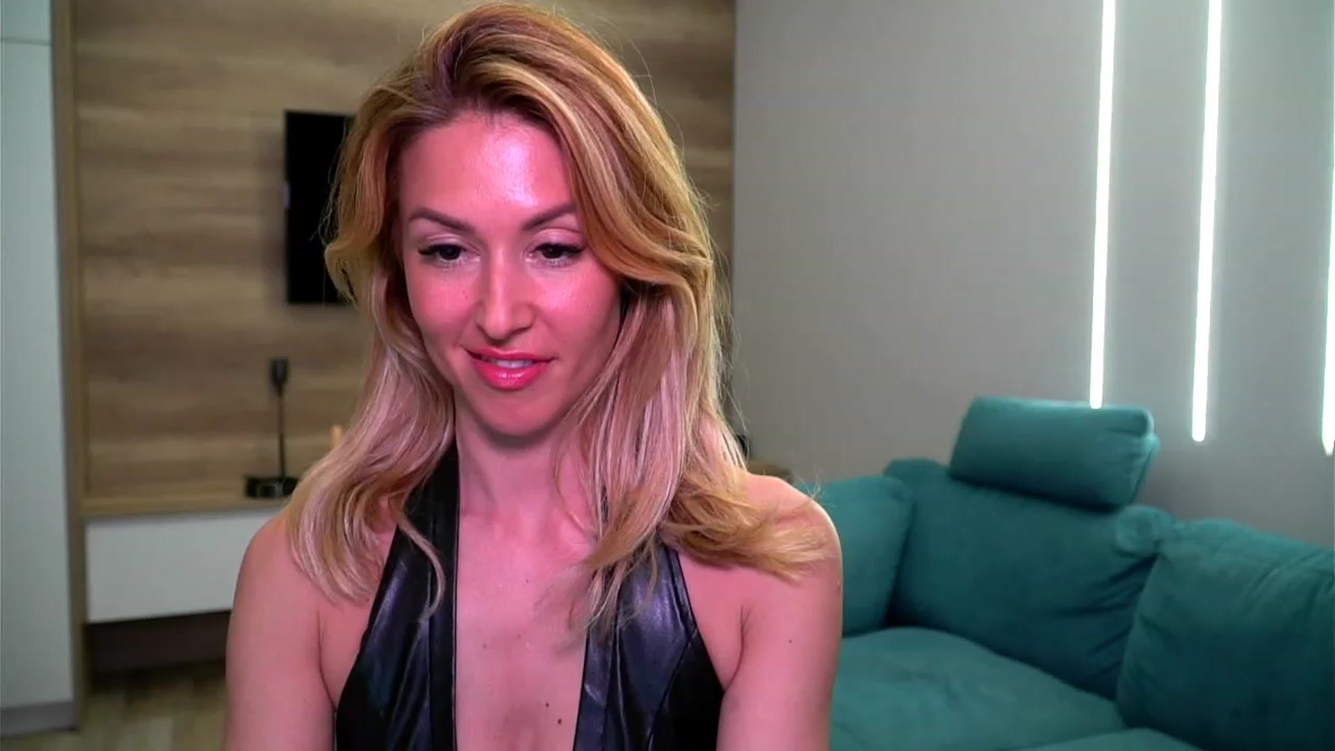 Gallery image thumbnail from lovelylollly's myfreecams stream on, 05/17/2023, 12:10 image 10 of 20