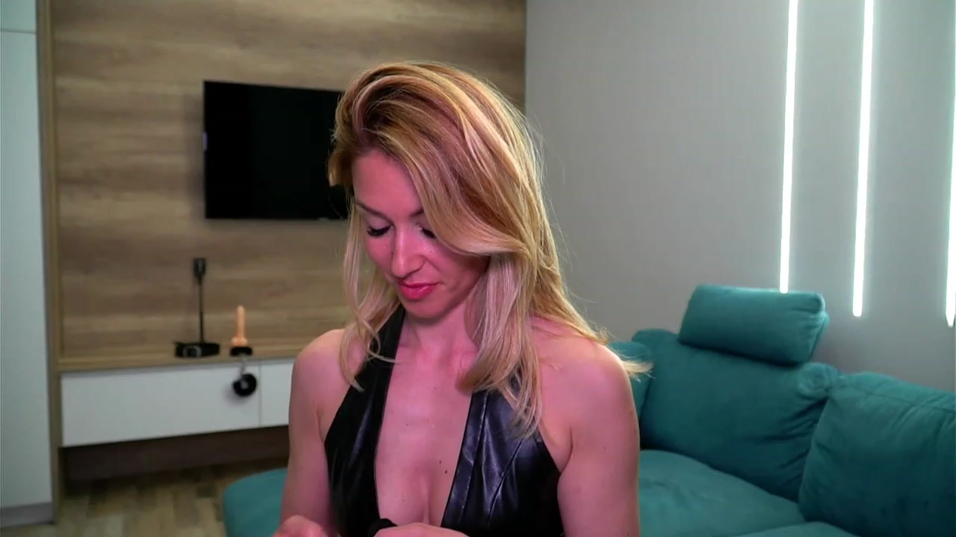 Gallery image thumbnail from lovelylollly's myfreecams stream on, 05/17/2023, 12:10 image 1 of 20