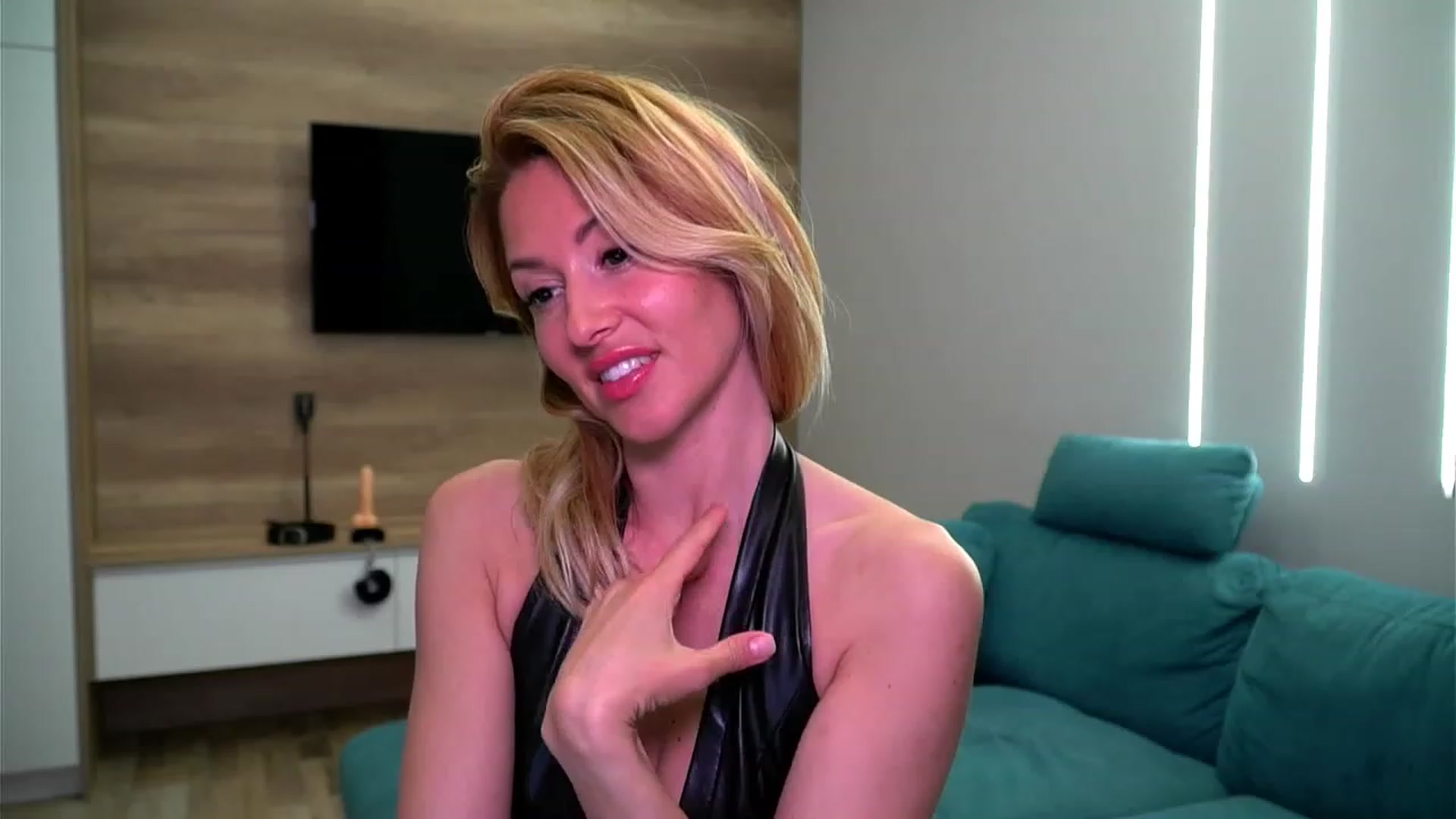 Gallery image thumbnail from lovelylollly's myfreecams stream on, 05/17/2023, 12:10 image 2 of 20
