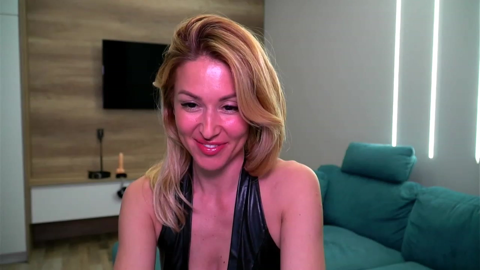 Gallery image thumbnail from lovelylollly's myfreecams stream on, 05/17/2023, 12:10 image 4 of 20
