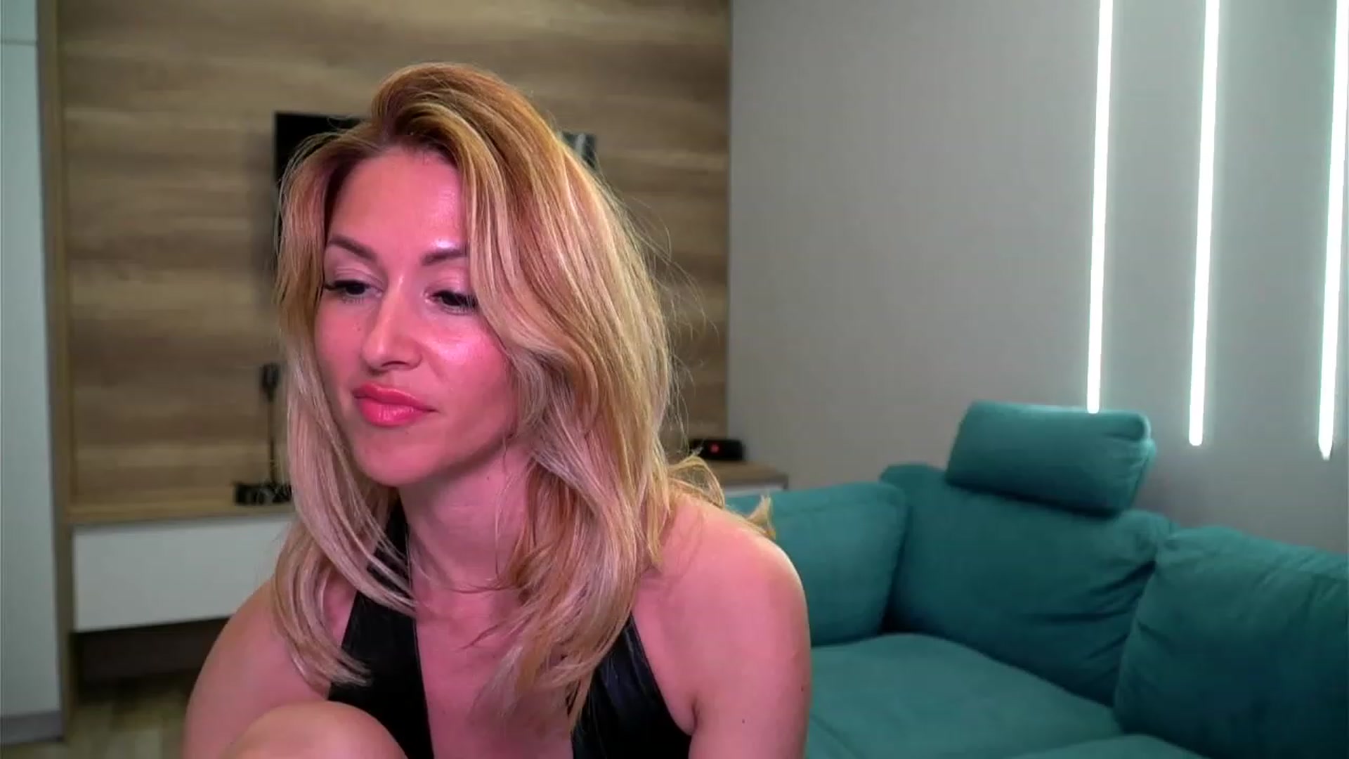 Gallery image thumbnail from lovelylollly's myfreecams stream on, 05/17/2023, 12:39 image 20 of 20