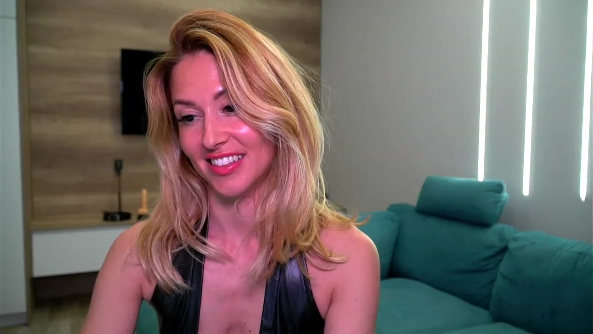Gallery image thumbnail from lovelylollly's myfreecams stream on, 05/17/2023, 12:39 image 14 of 20