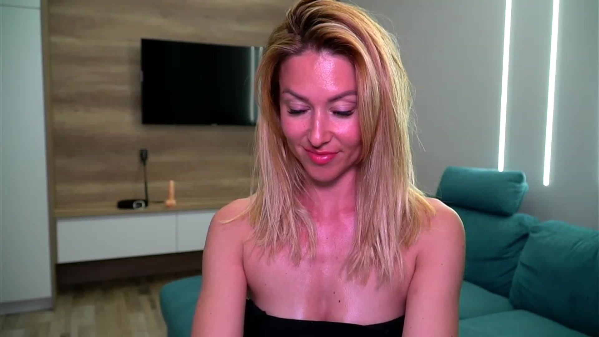 Gallery image thumbnail from lovelylollly's myfreecams stream on, 05/22/2023, 18:59 image 14 of 20