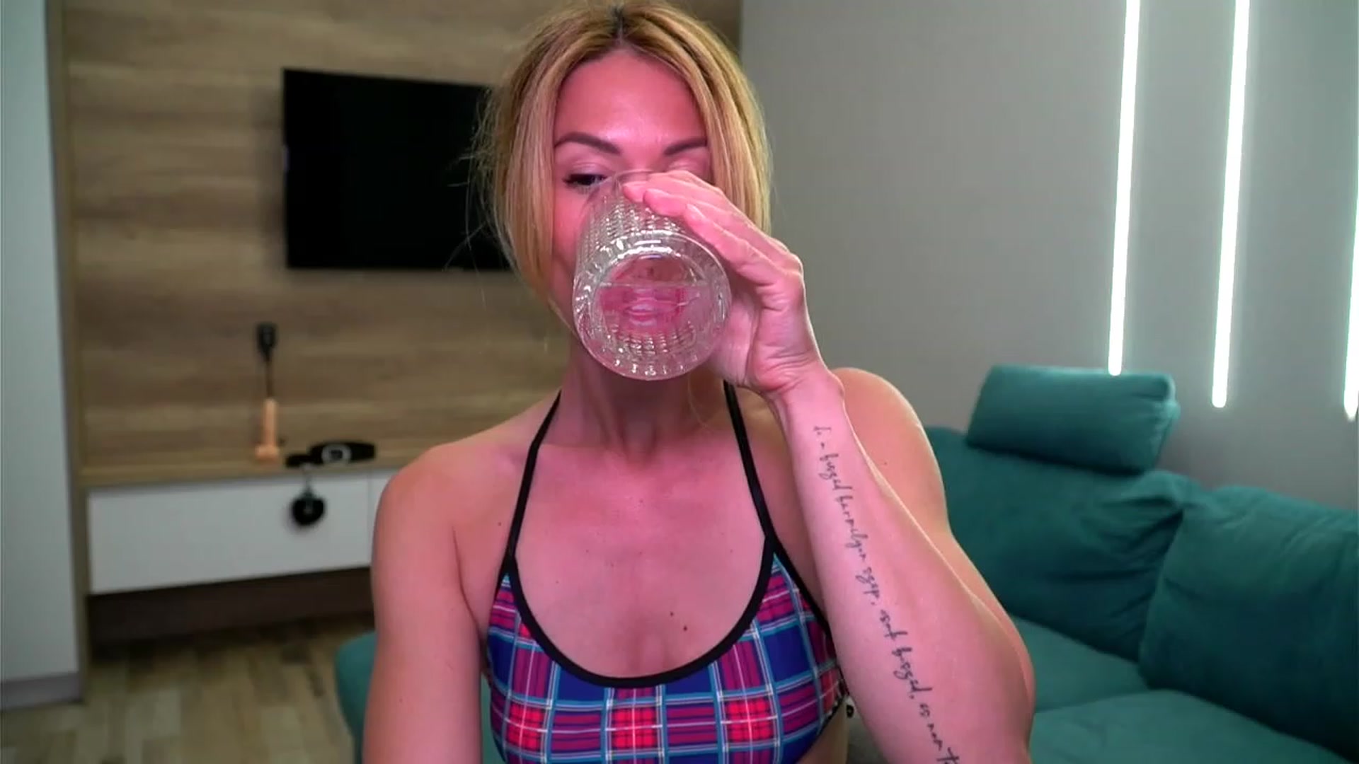 Gallery image thumbnail from lovelylollly's myfreecams stream on, 05/30/2023, 14:36 image 15 of 20