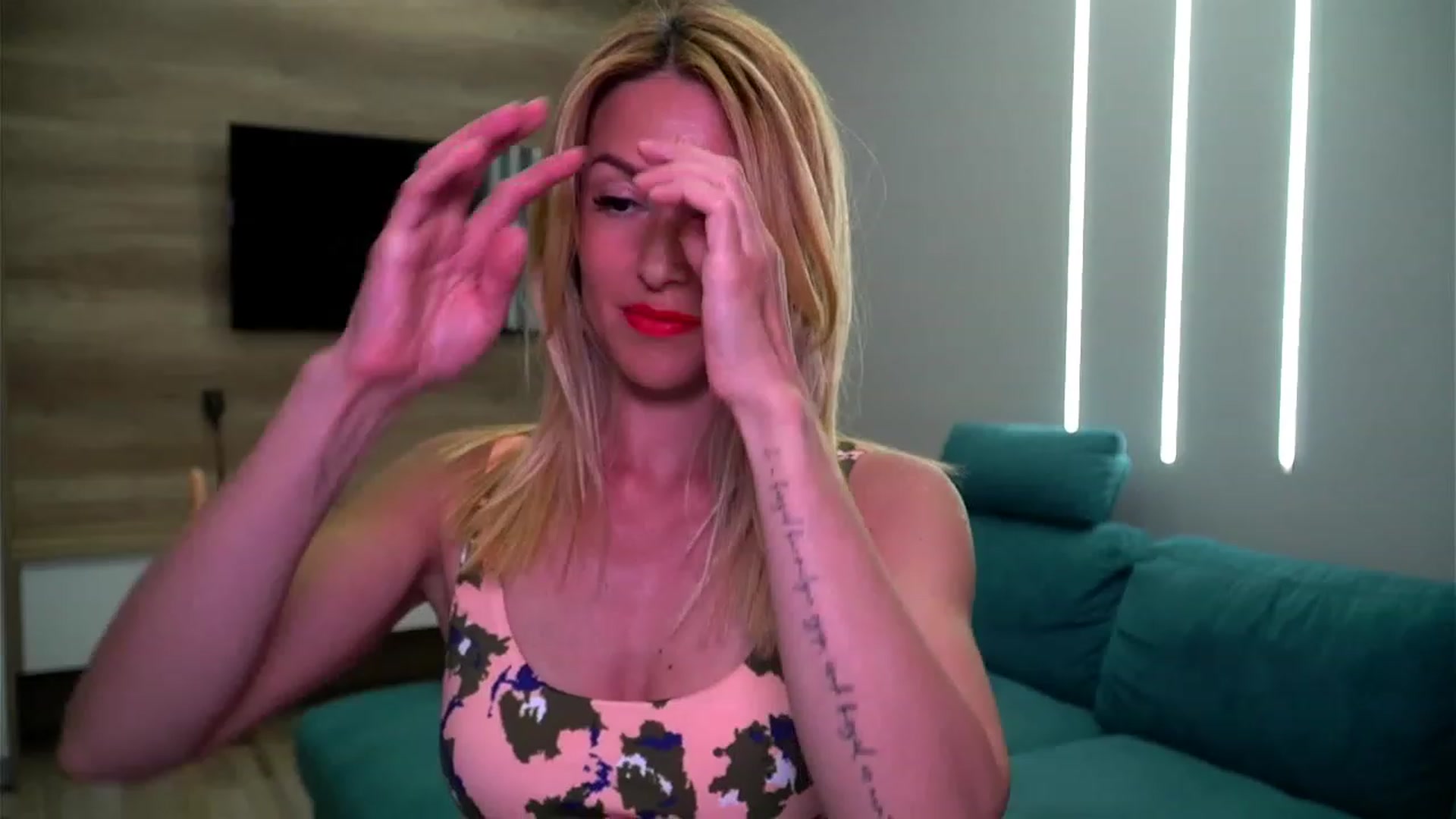 Gallery image thumbnail from lovelylollly's myfreecams stream on, 06/08/2023, 15:47 image 3 of 20