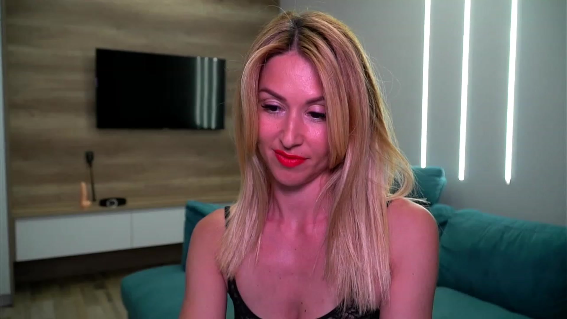 Gallery image thumbnail from lovelylollly's myfreecams stream on, 06/08/2023, 17:16 image 9 of 20