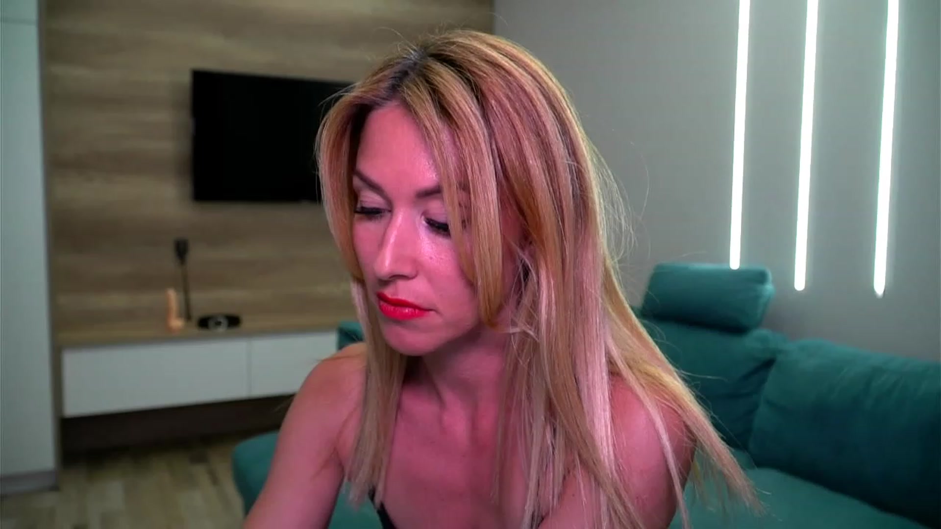 Gallery image thumbnail from lovelylollly's myfreecams stream on, 06/08/2023, 19:04 image 20 of 20