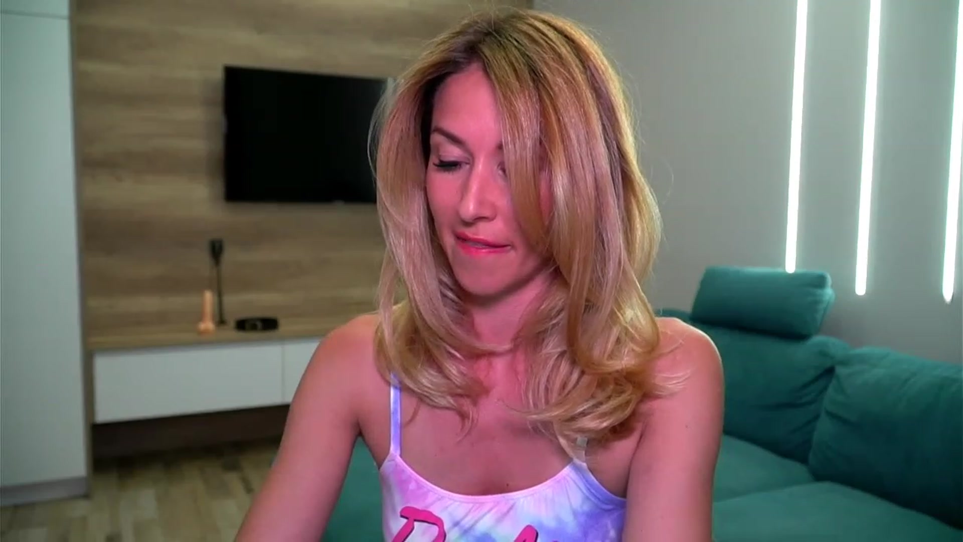 Gallery image thumbnail from lovelylollly's myfreecams stream on, 06/14/2023, 16:08 image 6 of 20