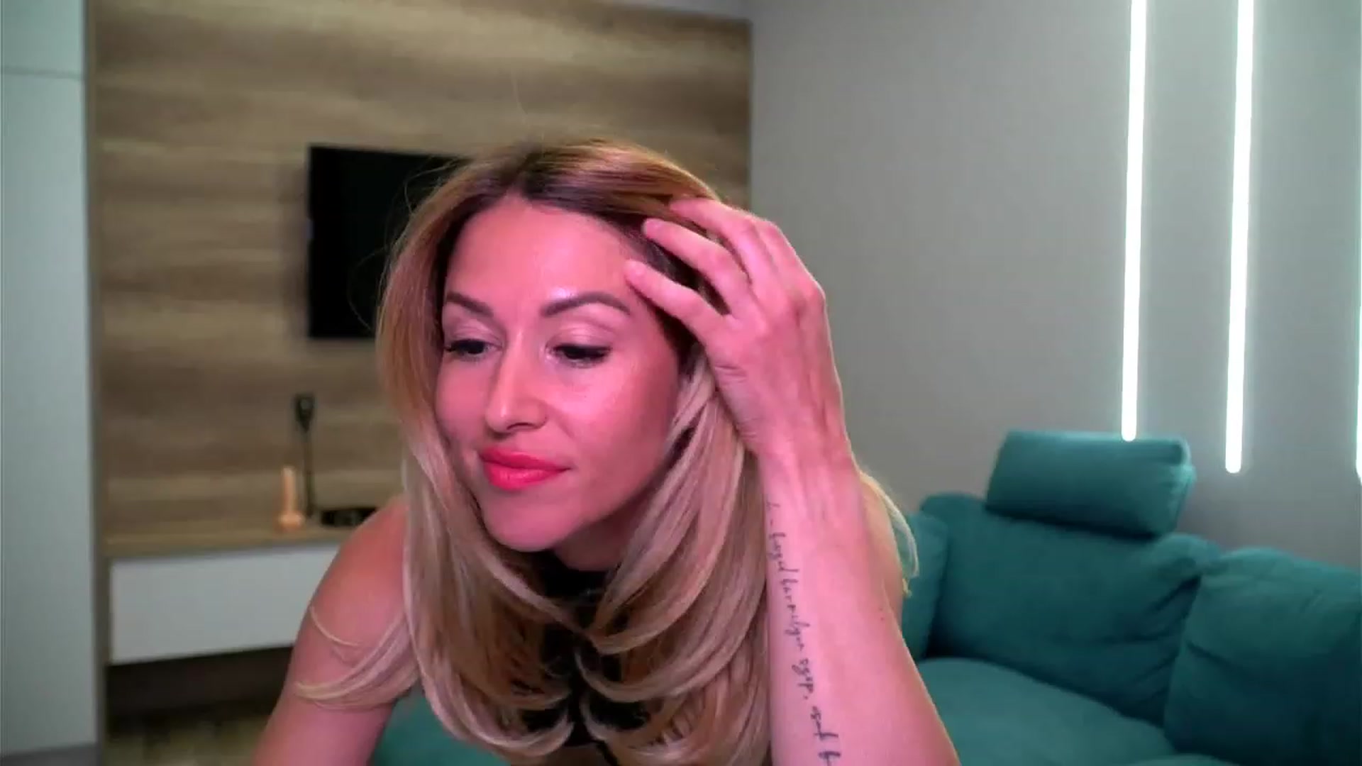 Gallery image thumbnail from lovelylollly's myfreecams stream on, 06/15/2023, 09:17 image 7 of 20