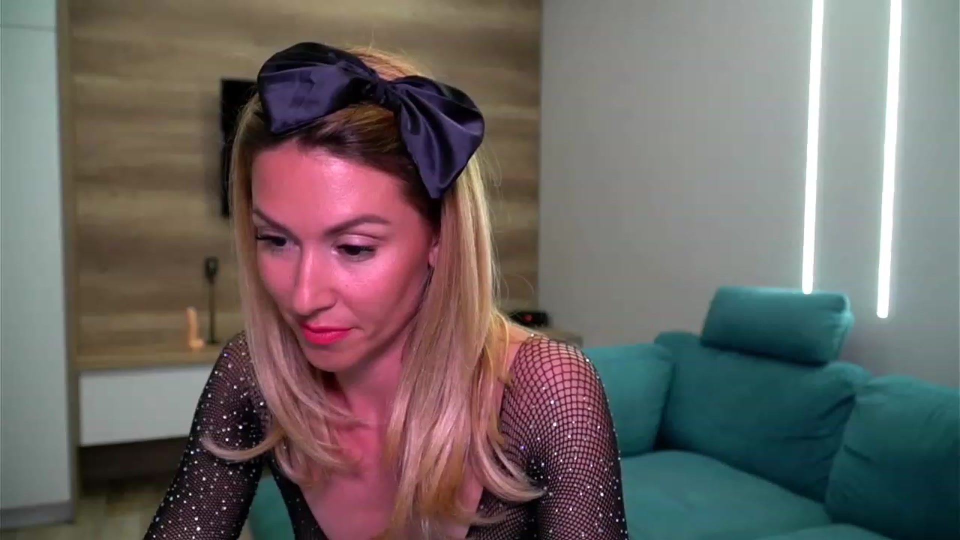 Gallery image thumbnail from lovelylollly's myfreecams stream on, 06/19/2023, 18:19 image 7 of 20