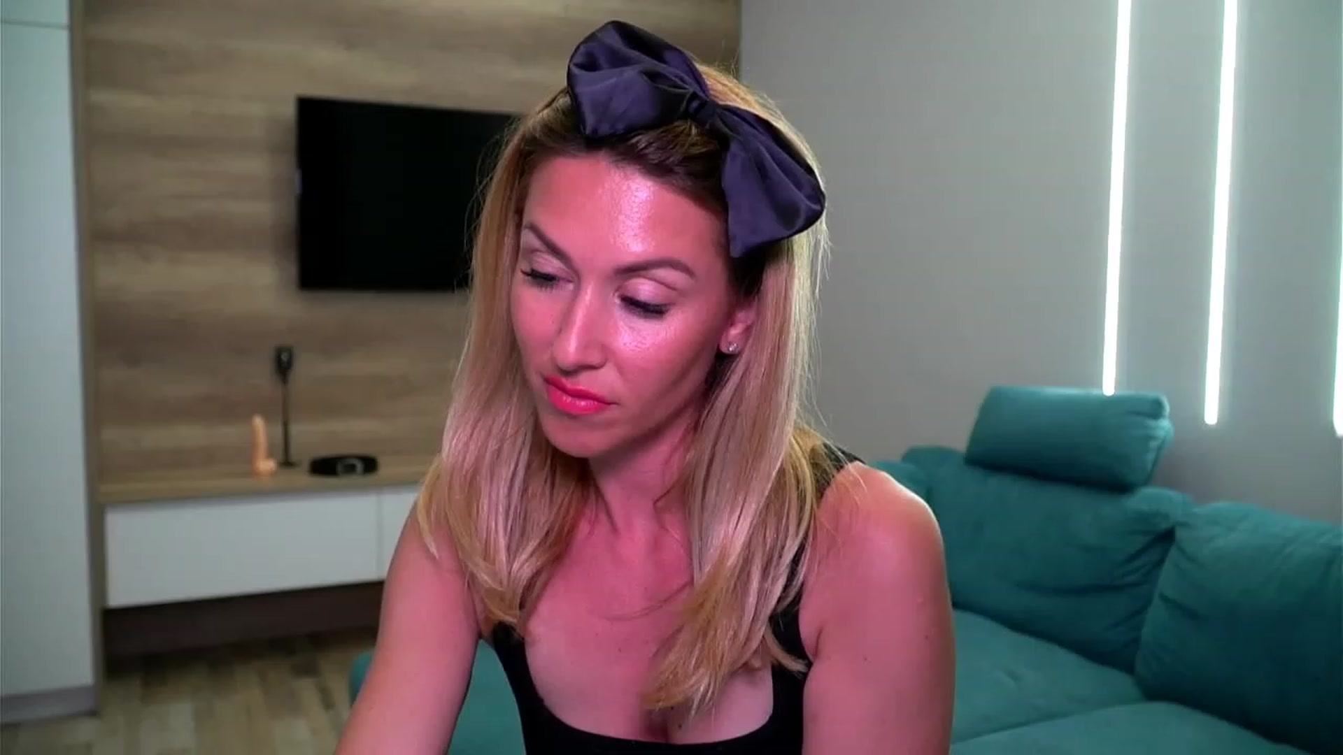 Gallery image thumbnail from lovelylollly's myfreecams stream on, 06/20/2023, 17:59 image 19 of 20