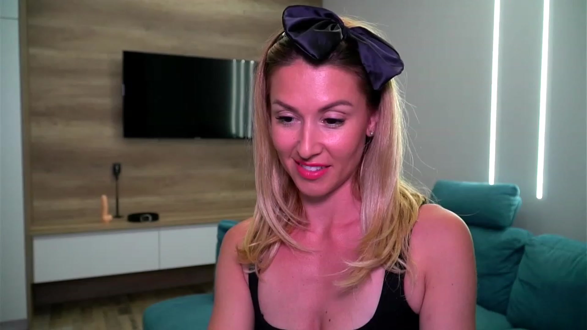 Gallery image thumbnail from lovelylollly's myfreecams stream on, 06/20/2023, 19:11 image 10 of 20