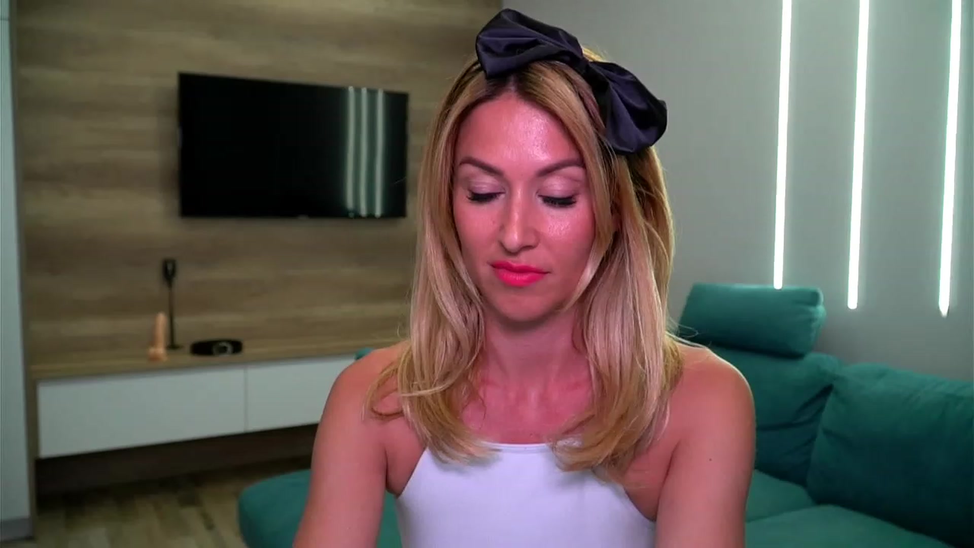 Gallery image thumbnail from lovelylollly's myfreecams stream on, 06/21/2023, 12:55 image 18 of 20