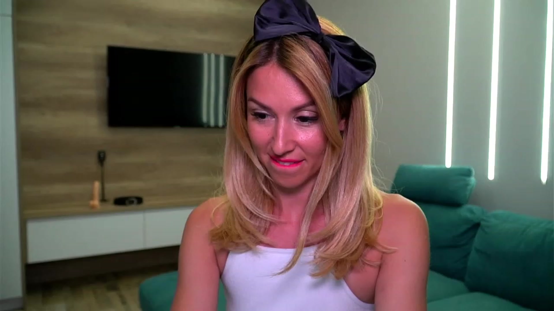 Gallery image thumbnail from lovelylollly's myfreecams stream on, 06/21/2023, 12:55 image 3 of 20