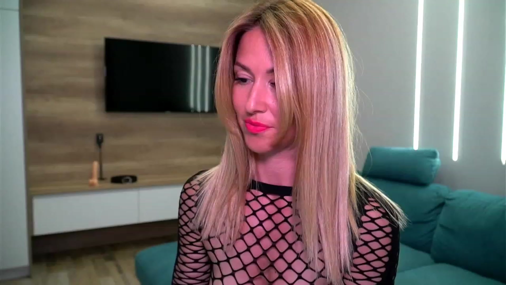 Gallery image thumbnail from lovelylollly's myfreecams stream on, 06/22/2023, 08:17 image 3 of 20