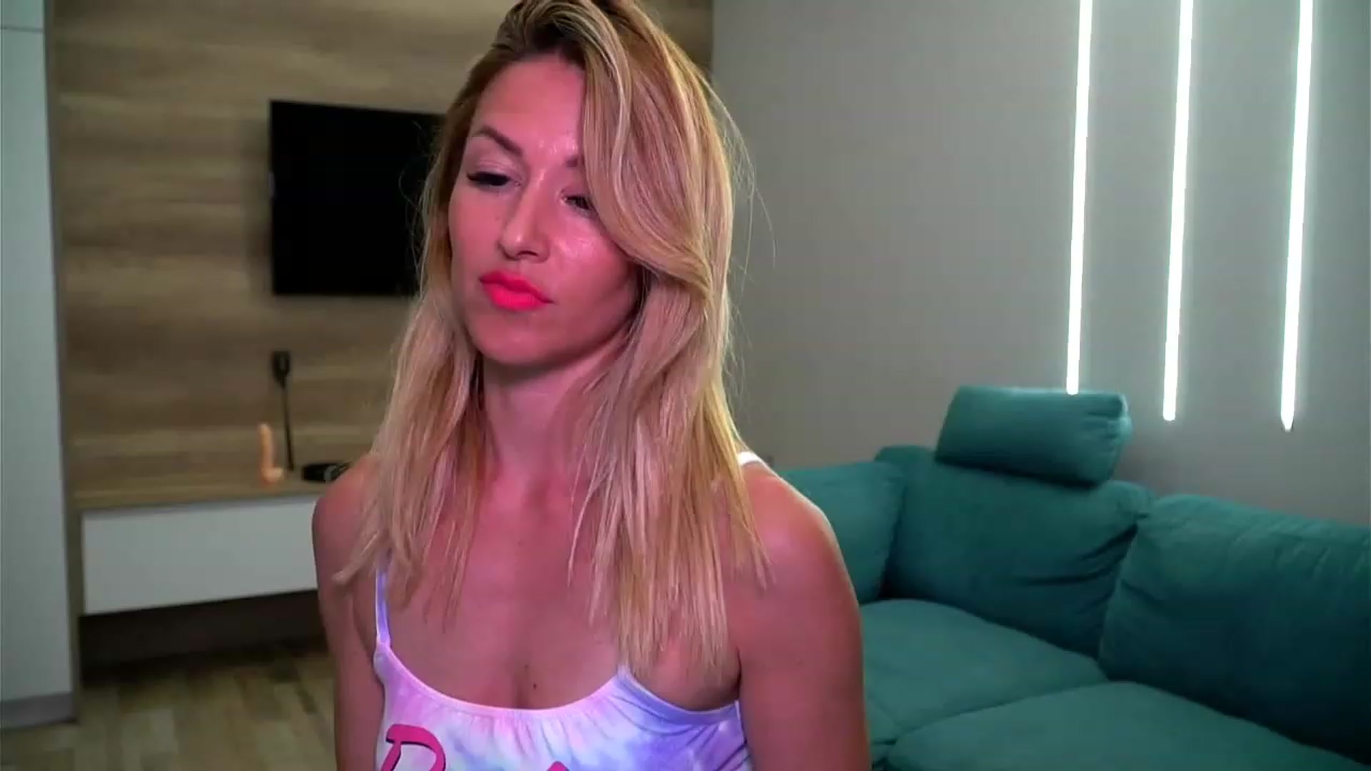 Gallery image thumbnail from lovelylollly's myfreecams stream on, 06/27/2023, 08:13 image 2 of 20