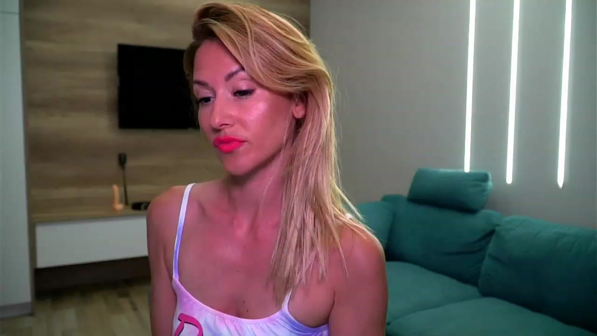 Gallery image thumbnail from lovelylollly's myfreecams stream on, 06/27/2023, 08:13 image 3 of 20