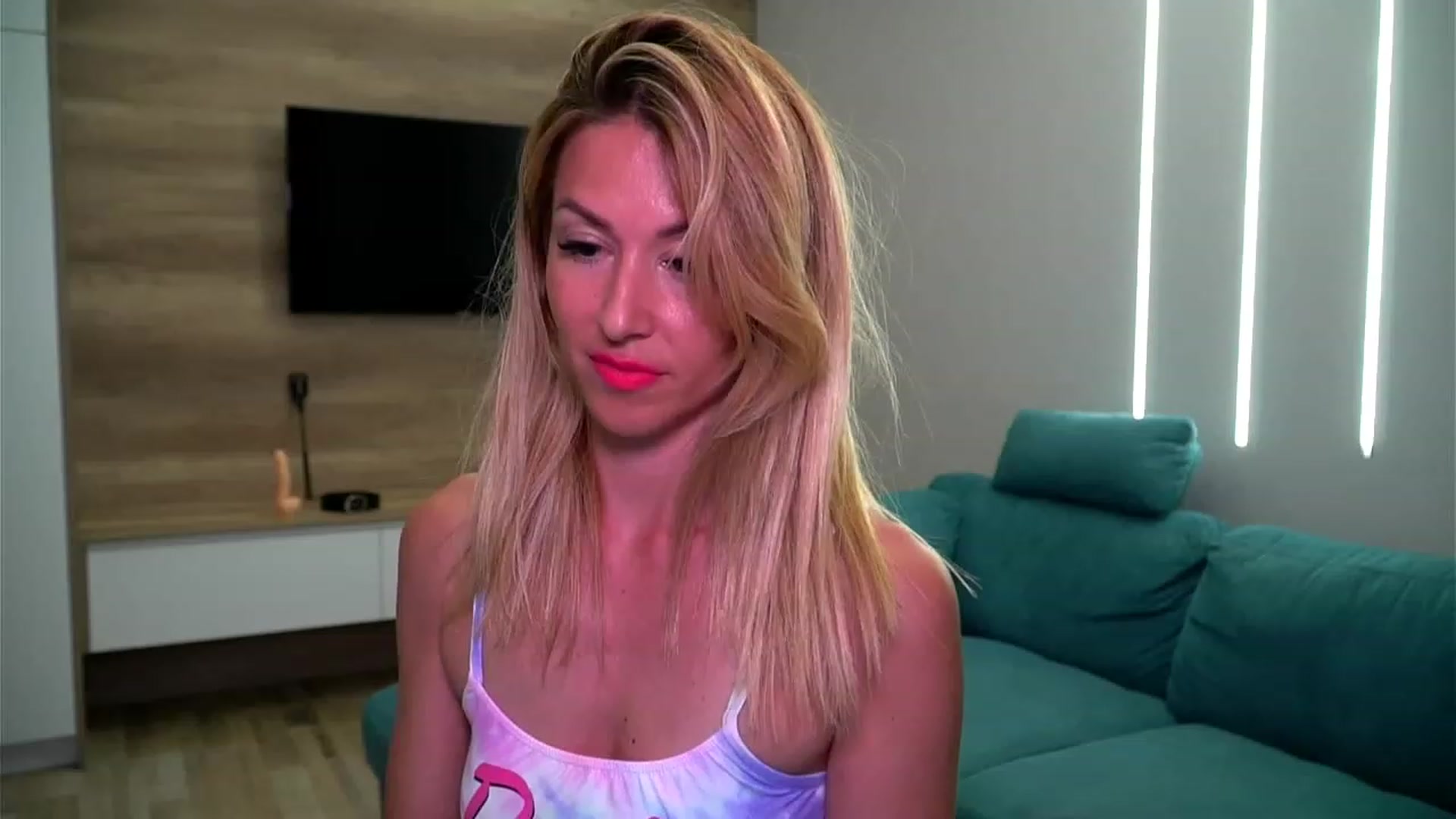 Gallery image thumbnail from lovelylollly's myfreecams stream on, 06/27/2023, 08:13 image 4 of 20