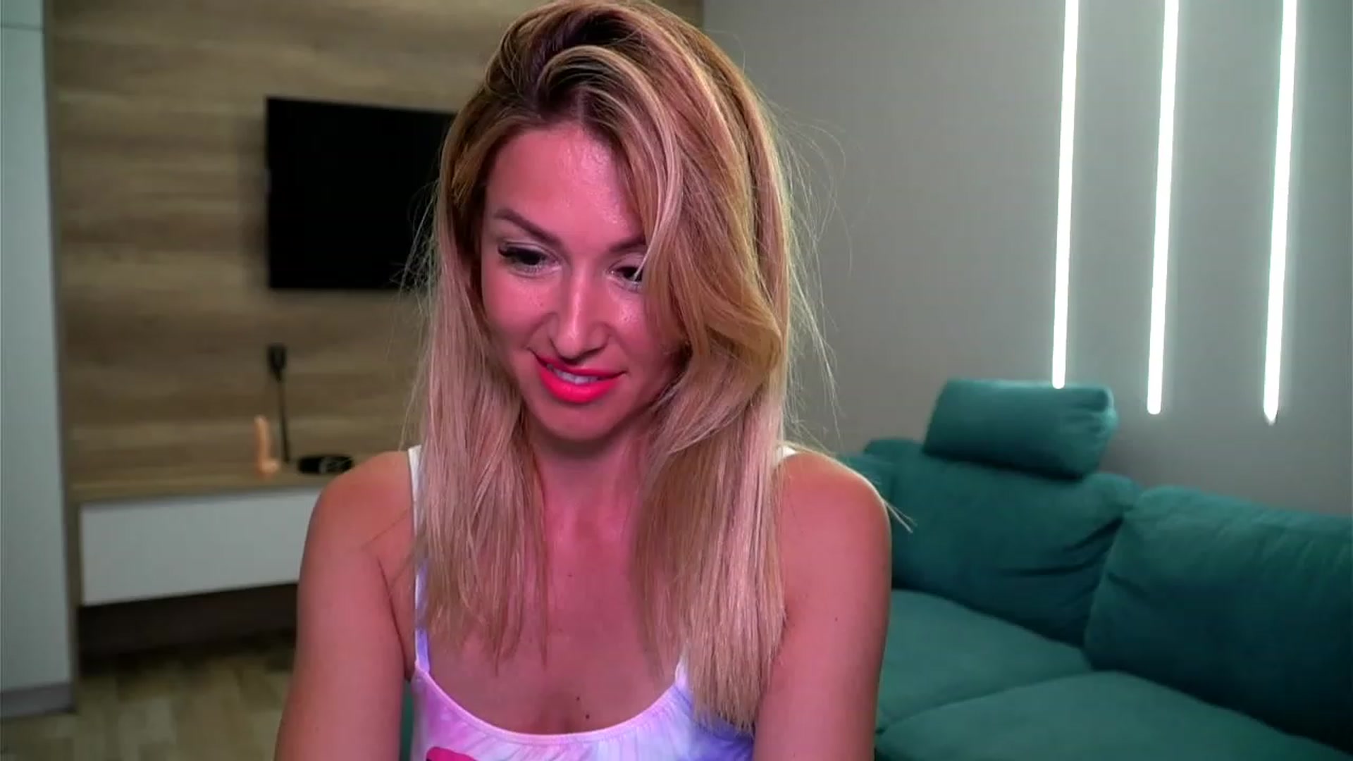 Gallery image thumbnail from lovelylollly's myfreecams stream on, 06/27/2023, 08:13 image 6 of 20