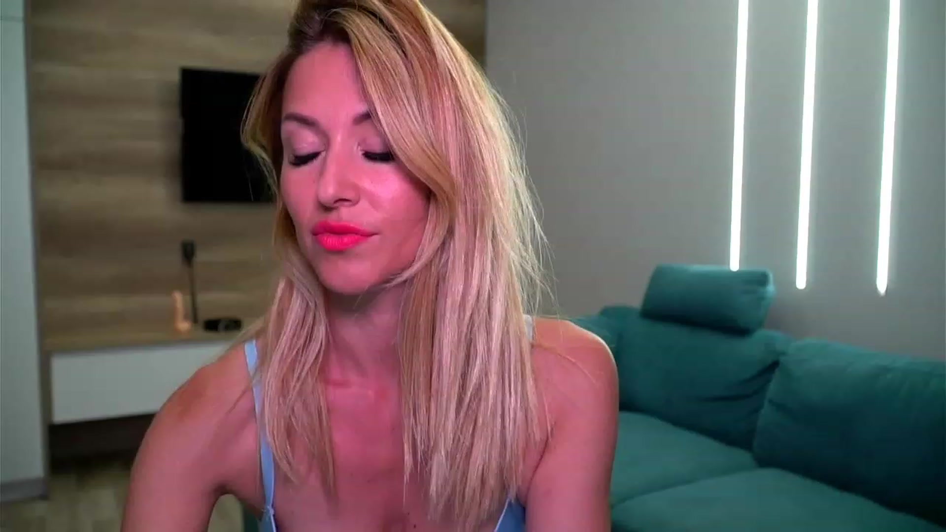 Gallery image thumbnail from lovelylollly's myfreecams stream on, 06/27/2023, 09:39 image 11 of 20