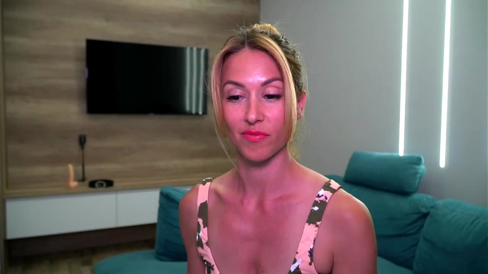 Gallery image thumbnail from lovelylollly's myfreecams stream on, 07/04/2023, 10:07 image 6 of 20