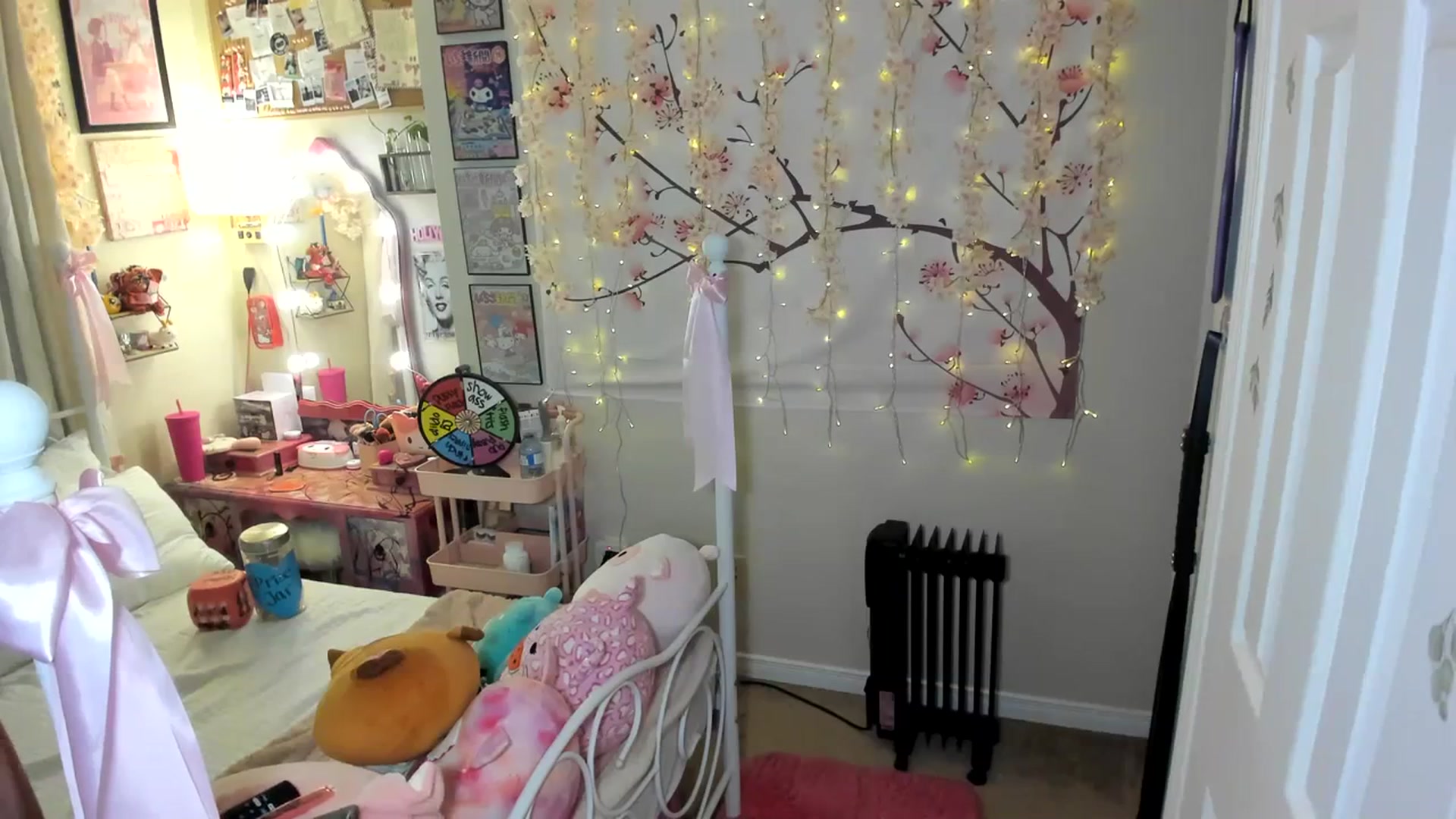 Gallery image thumbnail from lovesick's myfreecams stream on, 12/18/2023, 21:54 image 5 of 20