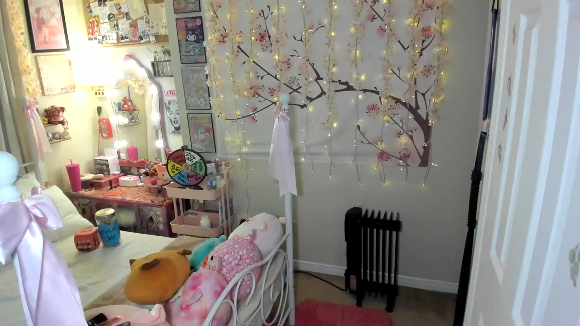 Gallery image thumbnail from lovesick's myfreecams stream on, 12/18/2023, 21:54 image 9 of 20