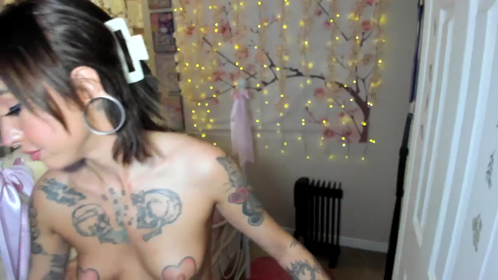 Gallery image thumbnail from lovesick's myfreecams stream on, 12/19/2023, 24:00 image 10 of 20