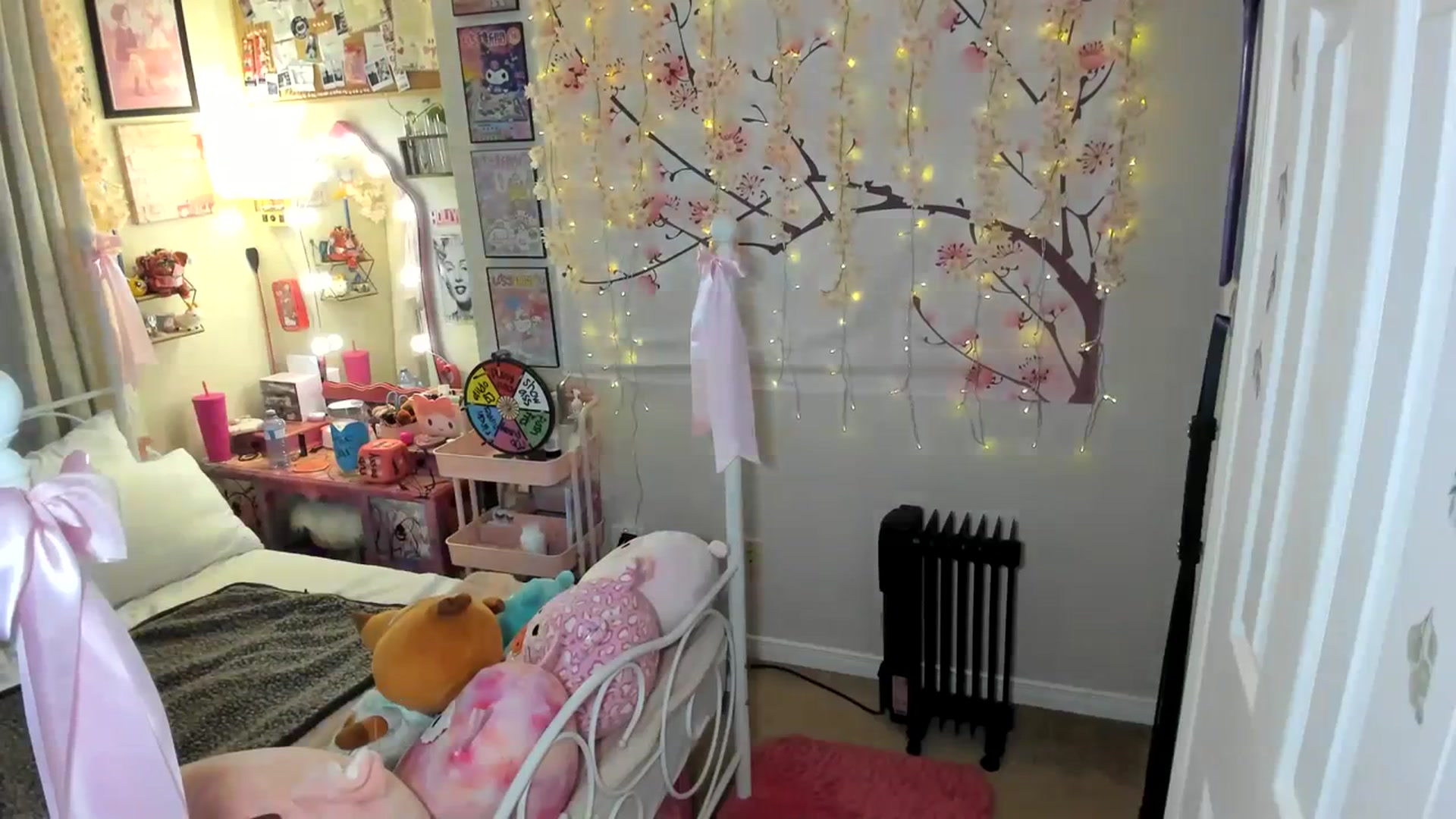 Gallery image thumbnail from lovesick's myfreecams stream on, 12/19/2023, 24:15 image 8 of 20