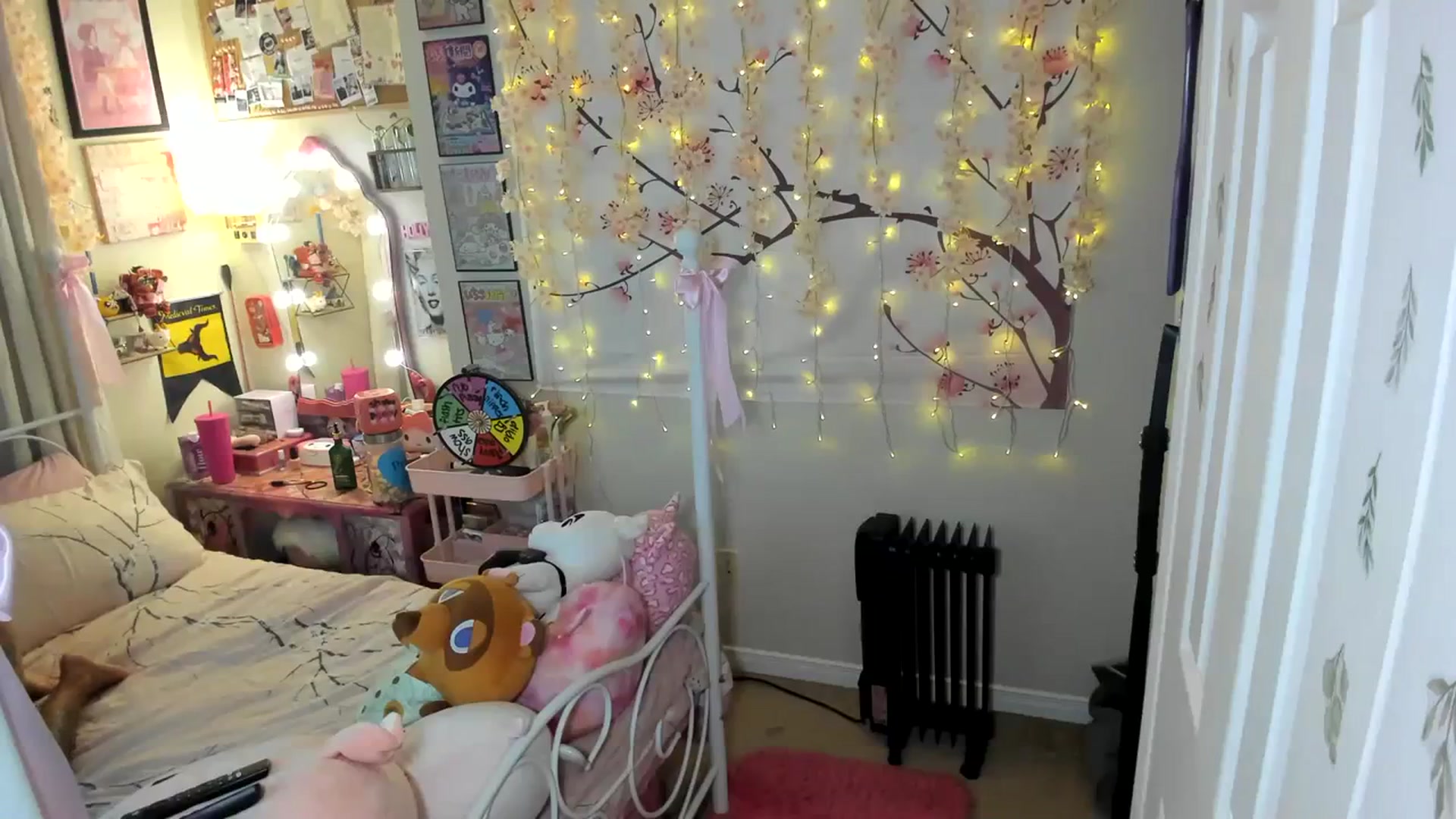 Gallery image thumbnail from lovesick's myfreecams stream on, 12/23/2023, 04:25 image 9 of 20
