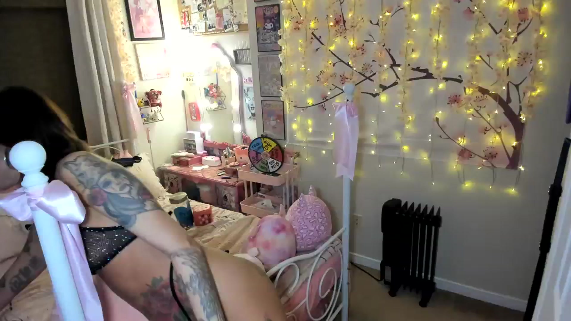 Gallery image thumbnail from lovesick's myfreecams stream on, 01/16/2024, 24:08 image 17 of 20