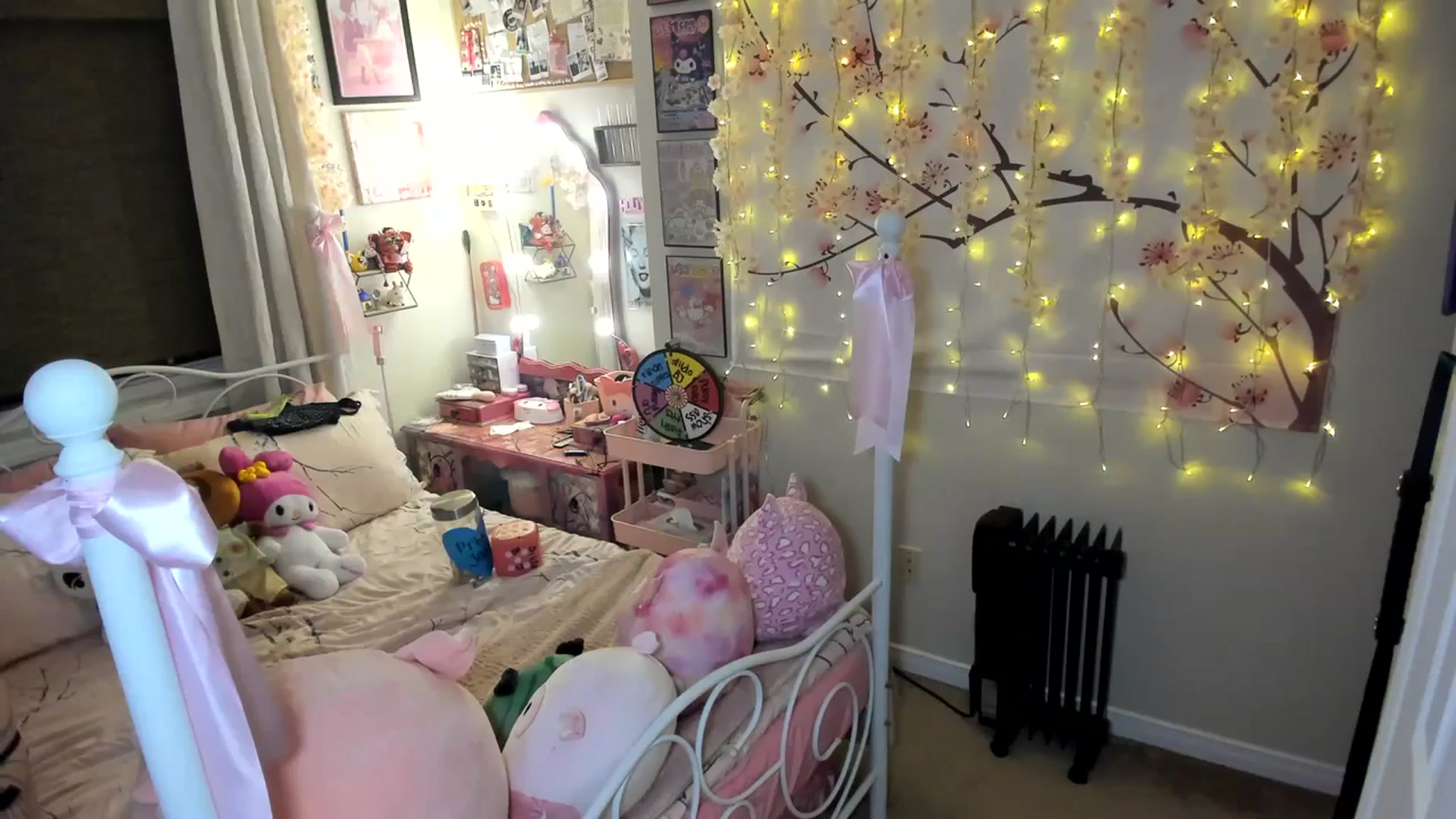Gallery image thumbnail from lovesick's myfreecams stream on, 01/16/2024, 24:08 image 12 of 20