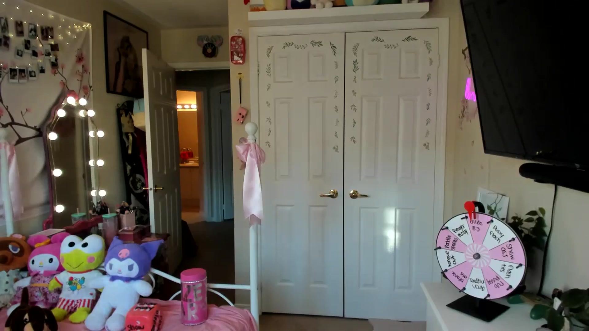 Gallery image thumbnail from lovesick's myfreecams stream on, 06/17/2024, 24:01 image 13 of 20