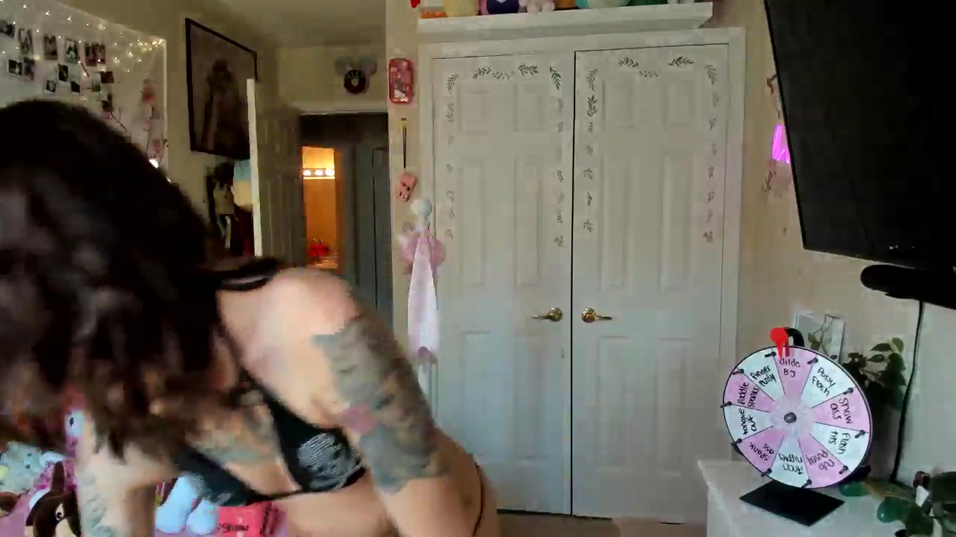 Gallery image thumbnail from lovesick's myfreecams stream on, 06/17/2024, 24:01 image 5 of 20