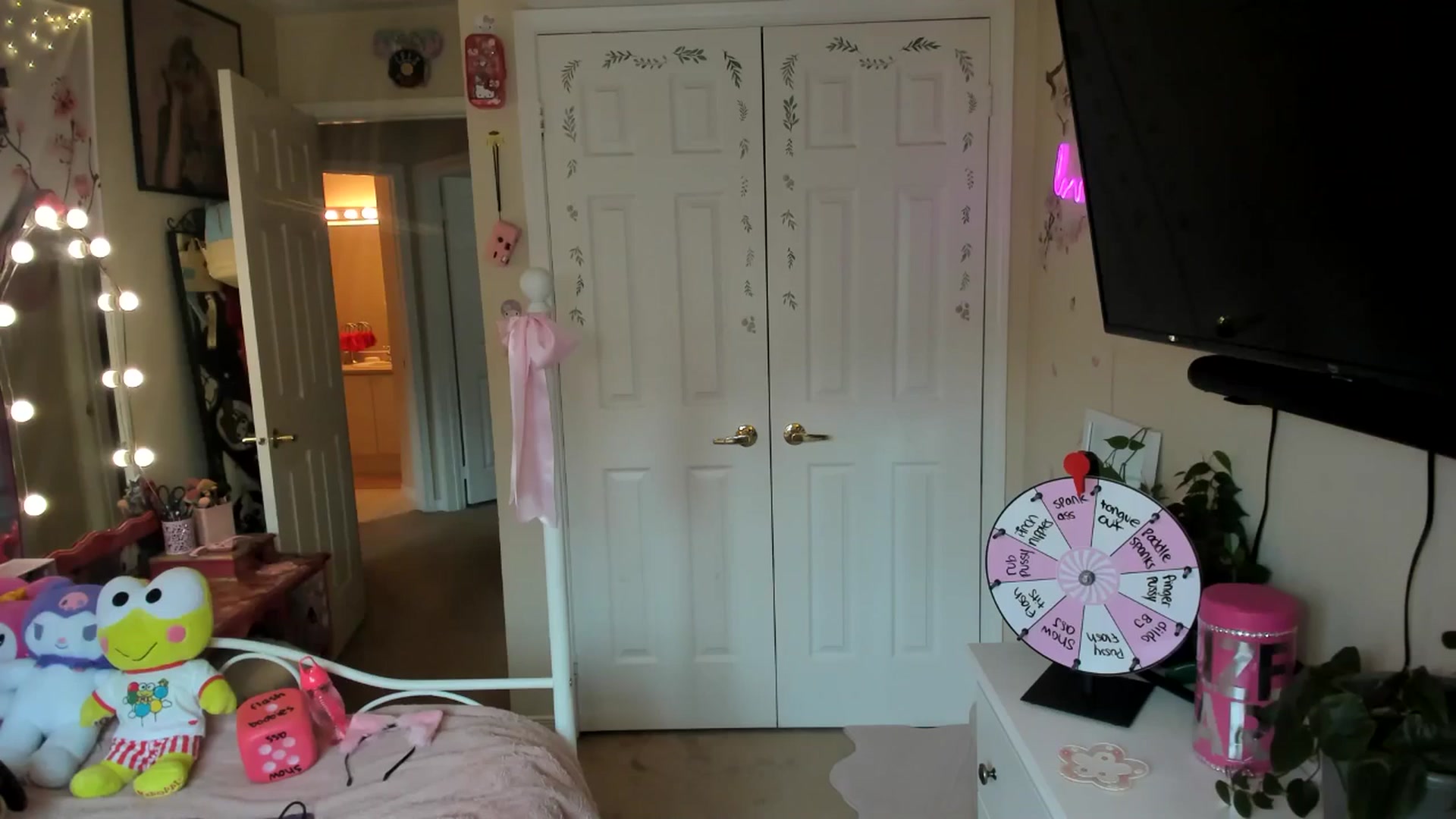 Gallery image thumbnail from lovesick's myfreecams stream on, 06/19/2024, 24:02 image 6 of 20