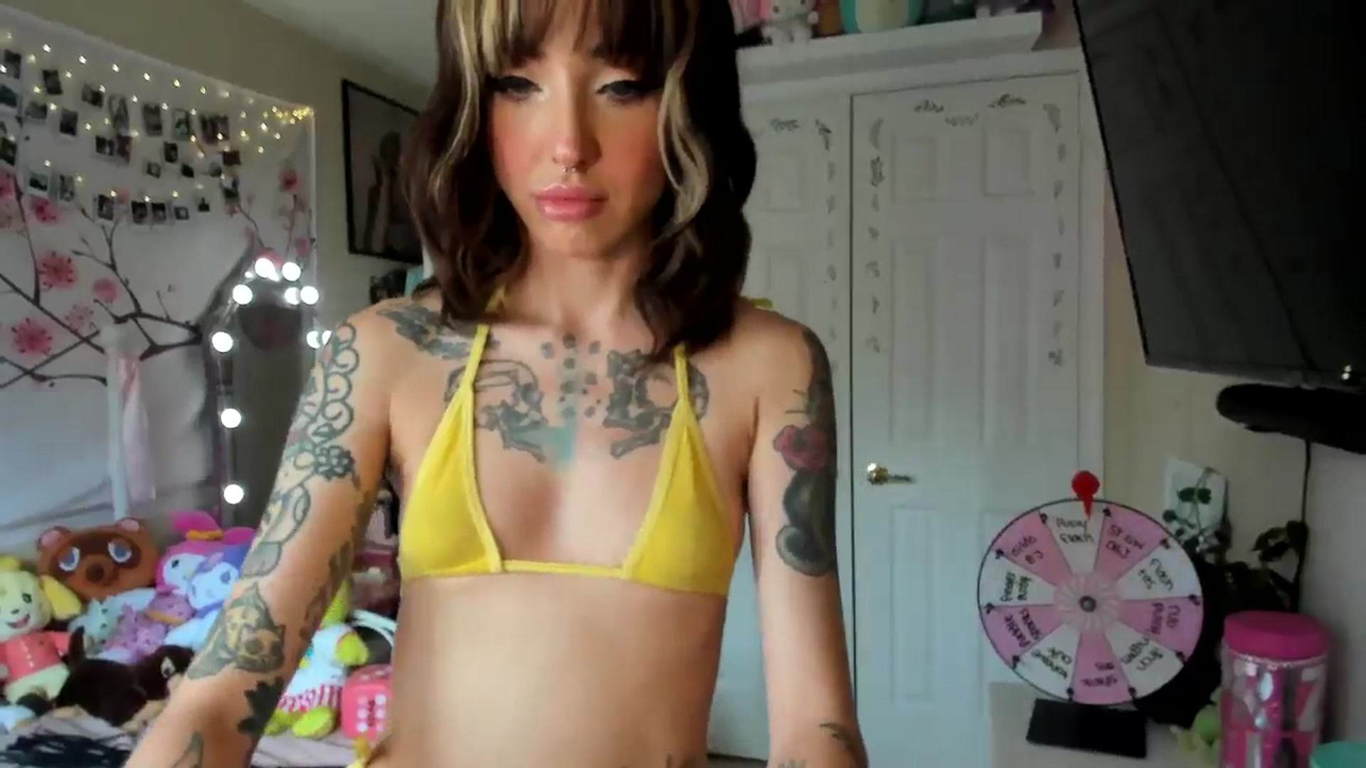 Gallery image thumbnail from lovesick's myfreecams stream on, 06/23/2024, 21:56 image 5 of 20