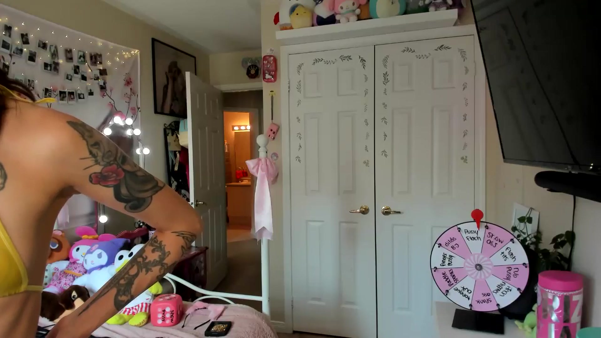 Gallery image thumbnail from lovesick's myfreecams stream on, 06/23/2024, 21:56 image 4 of 20