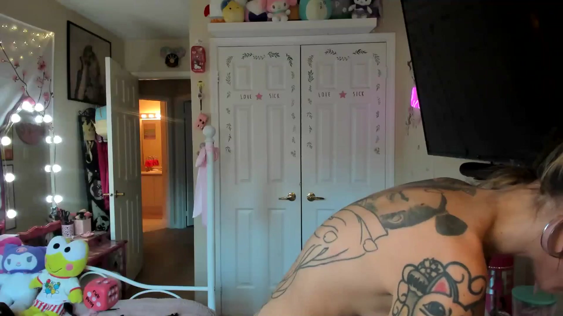 Gallery image thumbnail from lovesick's myfreecams stream on, 07/07/2024, 24:45 image 6 of 20