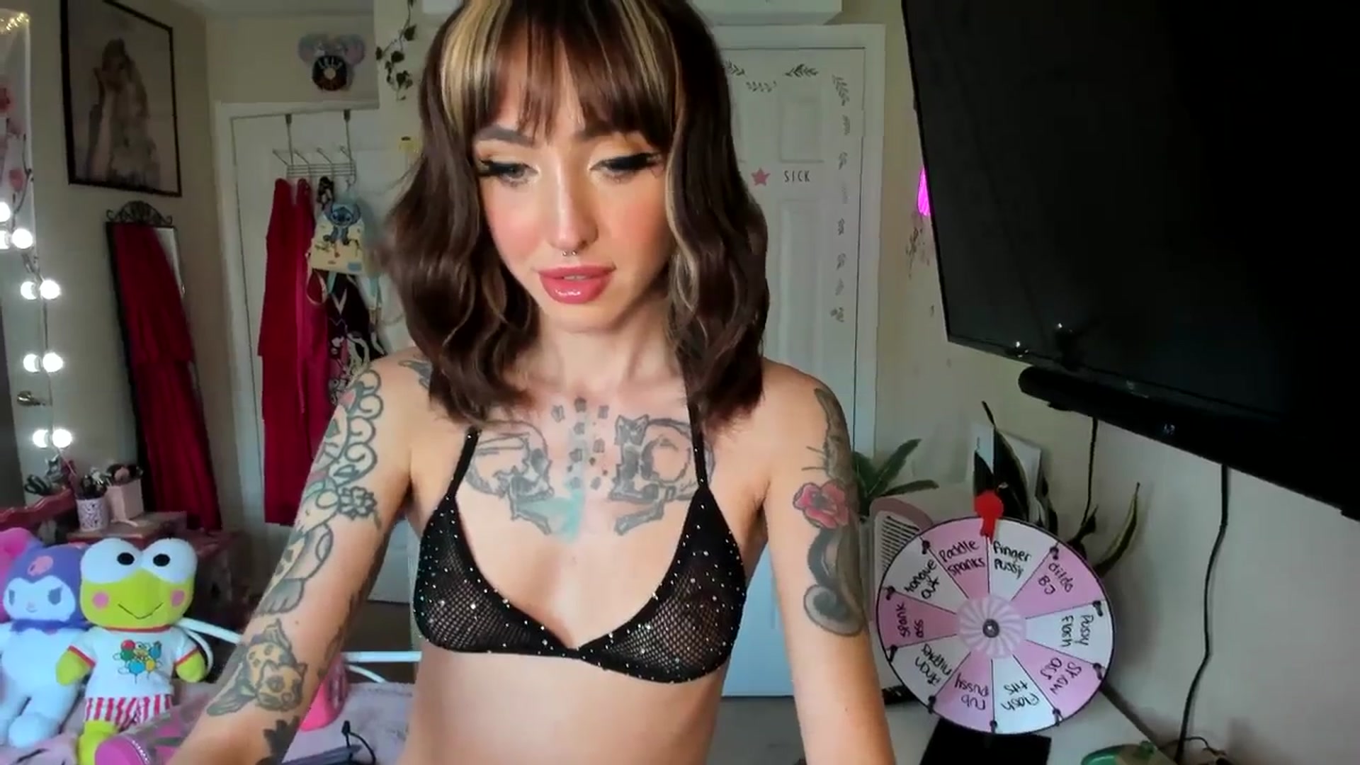 Gallery image thumbnail from lovesick's myfreecams stream on, 07/18/2024, 20:56 image 3 of 20