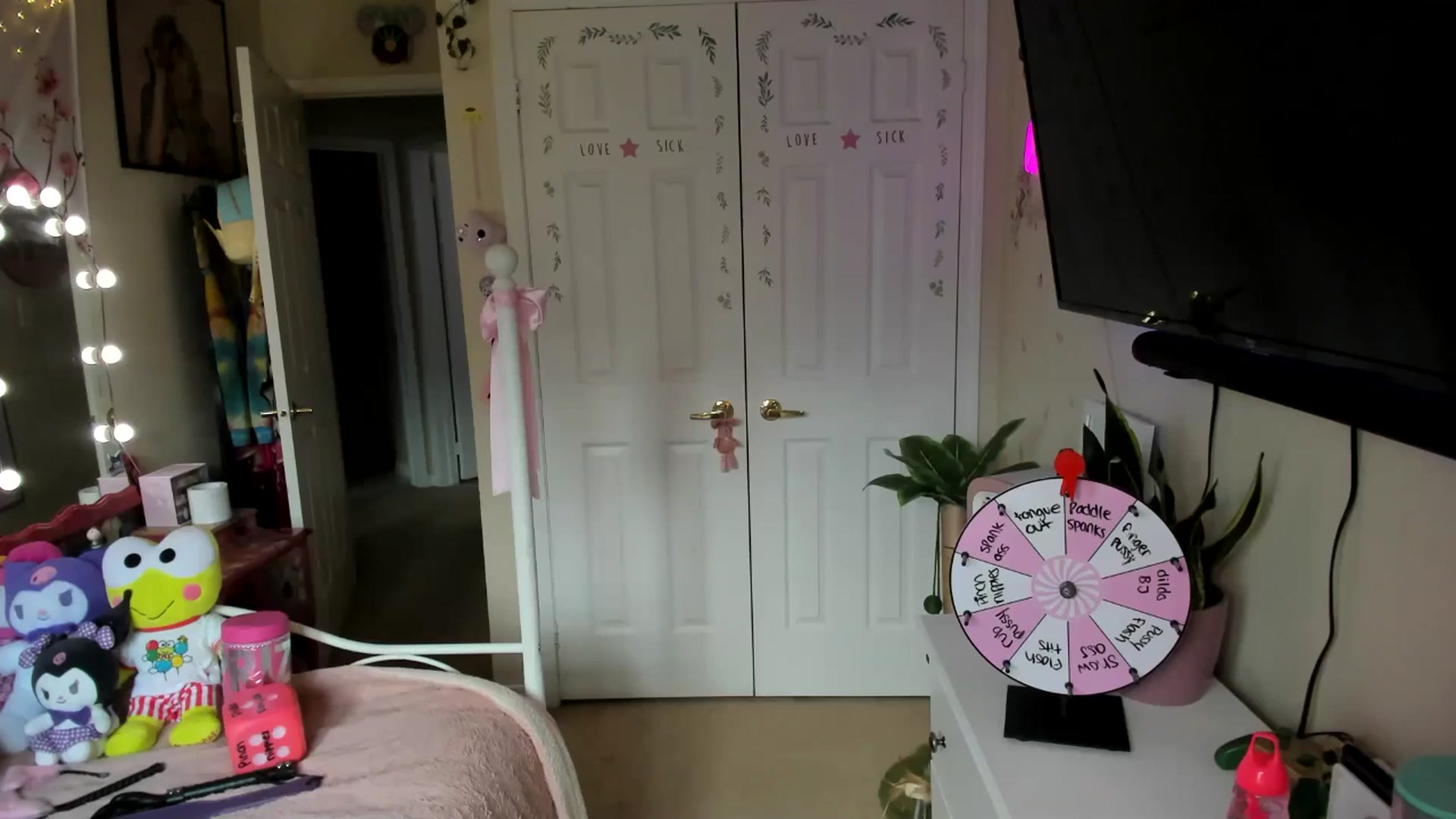 Gallery image thumbnail from lovesick's myfreecams stream on, 07/21/2024, 21:17 image 19 of 20