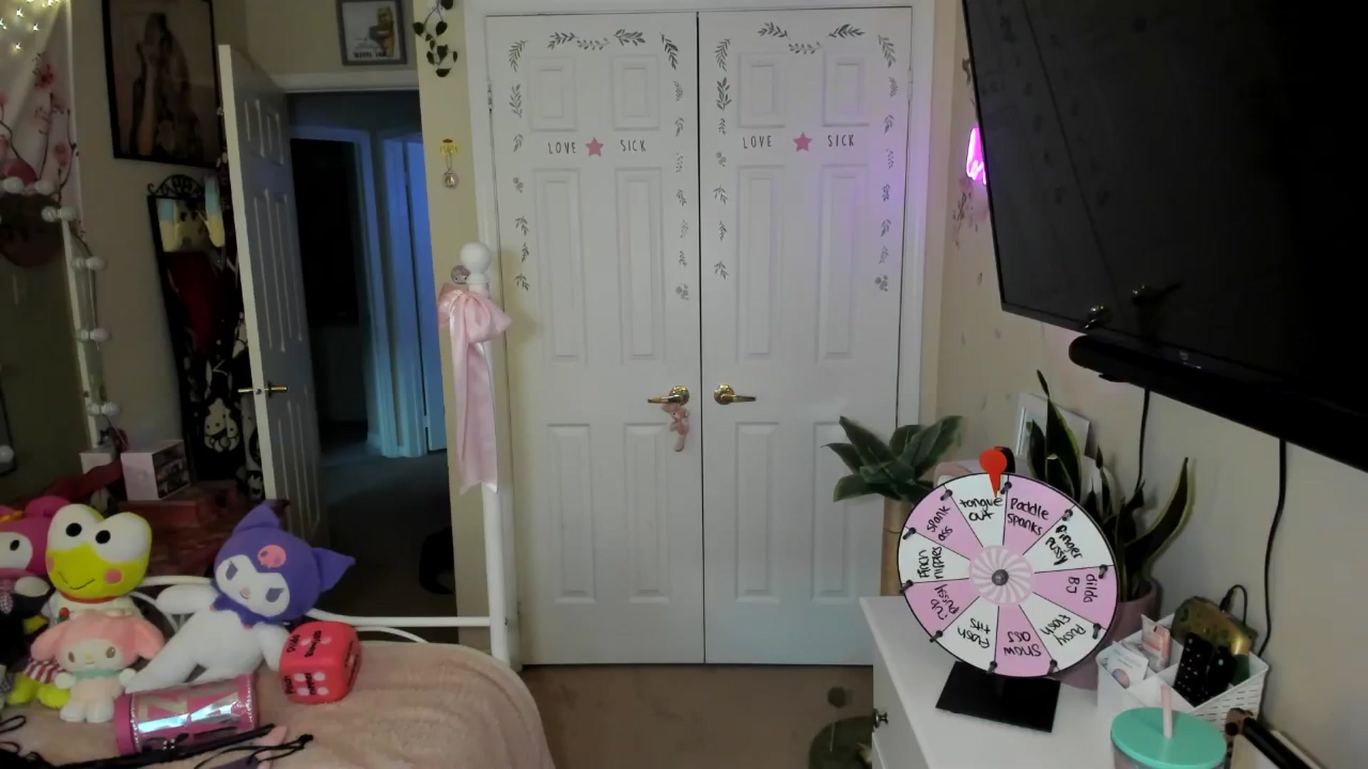 Gallery image thumbnail from lovesick's myfreecams stream on, 08/04/2024, 24:14 image 16 of 20