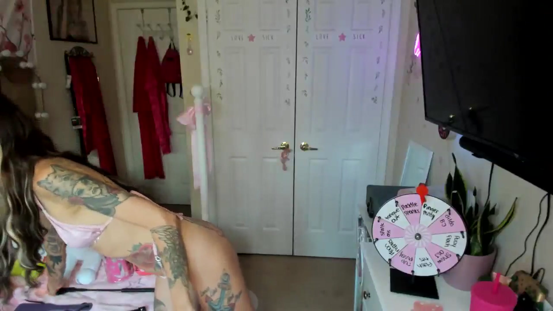 Gallery image thumbnail from lovesick's myfreecams stream on, 09/04/2024, 23:51 image 3 of 20