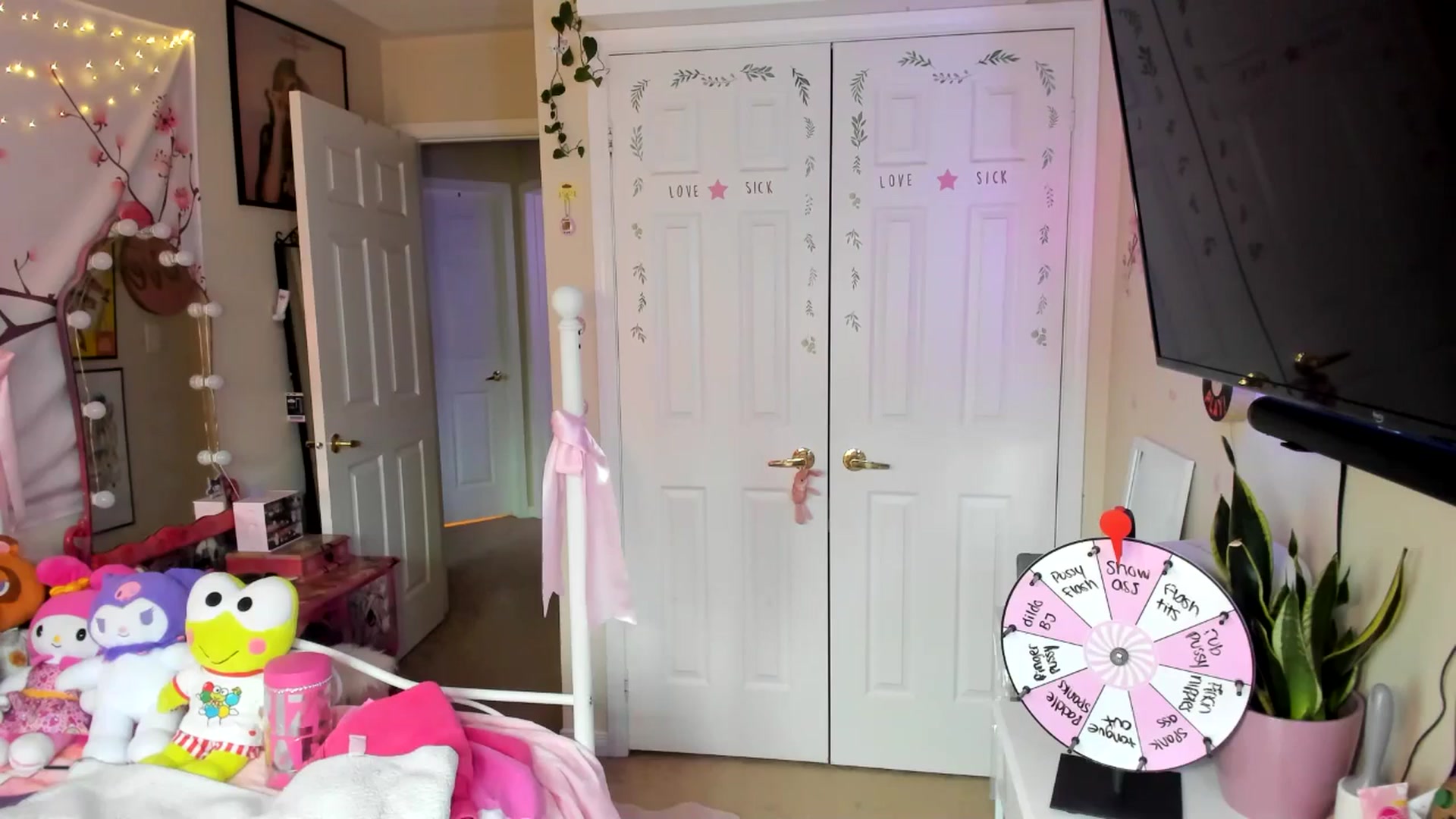 Gallery image thumbnail from lovesick's myfreecams stream on, 09/28/2024, 21:42 image 20 of 20