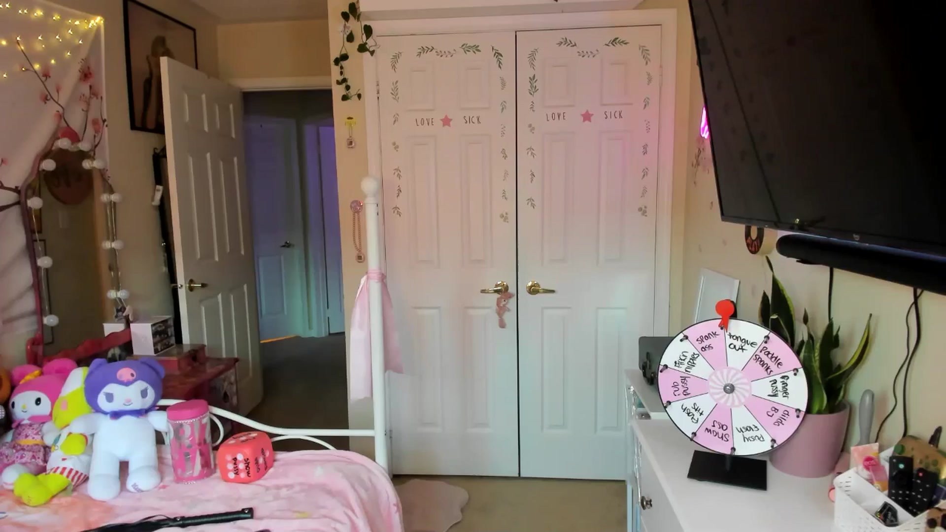 Gallery image thumbnail from lovesick's myfreecams stream on, 09/29/2024, 23:46 image 10 of 20