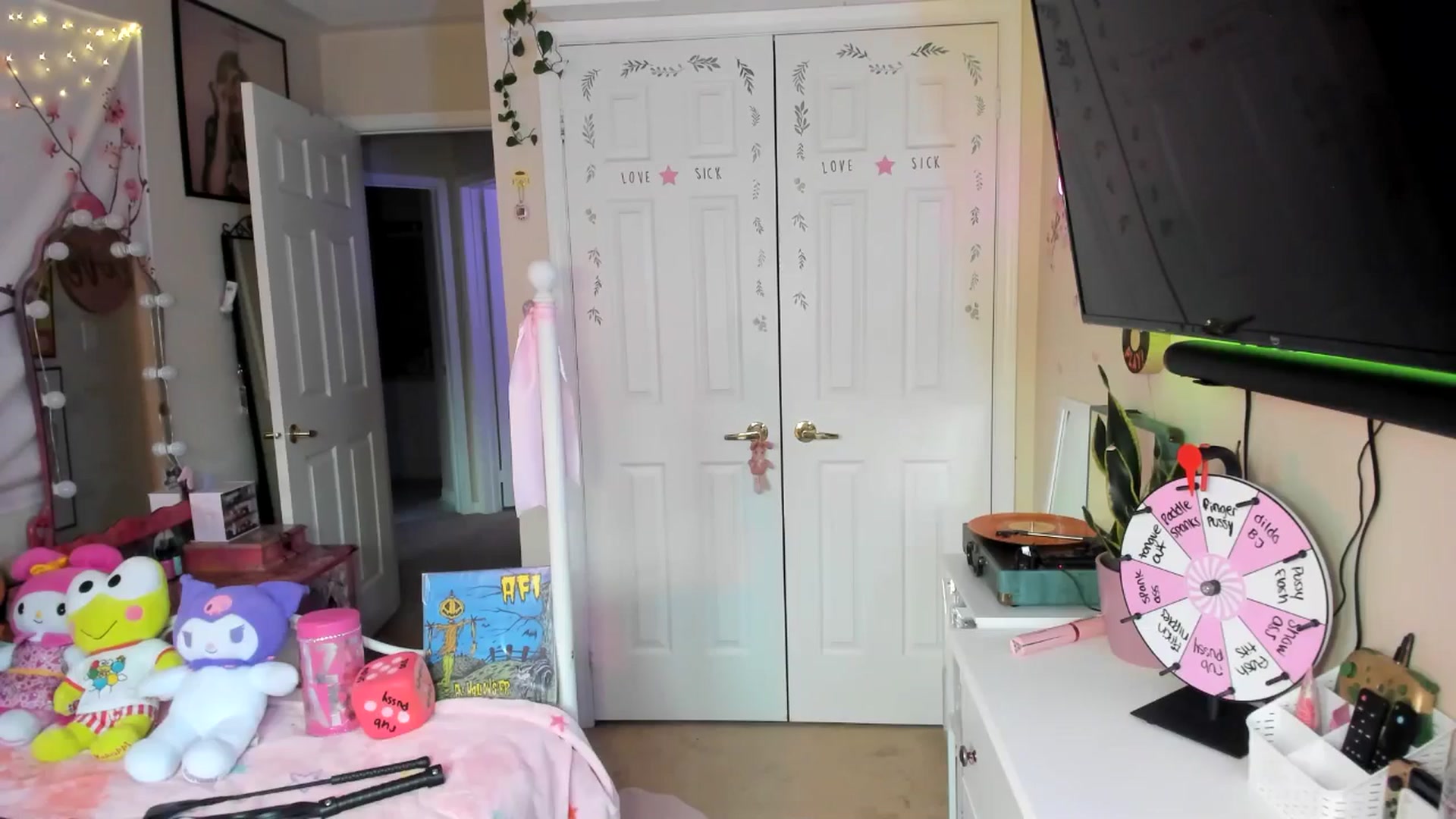 Gallery image thumbnail from lovesick's myfreecams stream on, 10/01/2024, 21:53 image 7 of 20