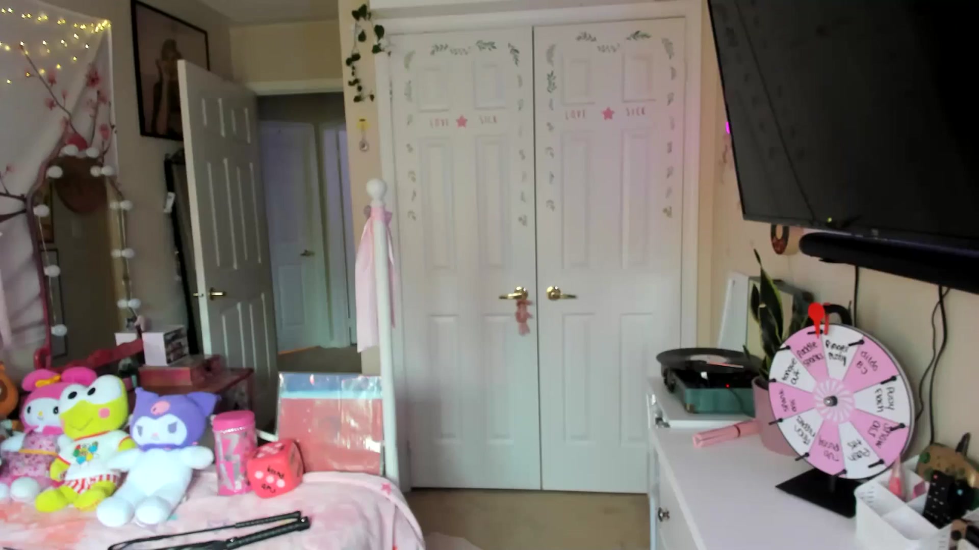 Gallery image thumbnail from lovesick's myfreecams stream on, 10/01/2024, 21:53 image 15 of 20