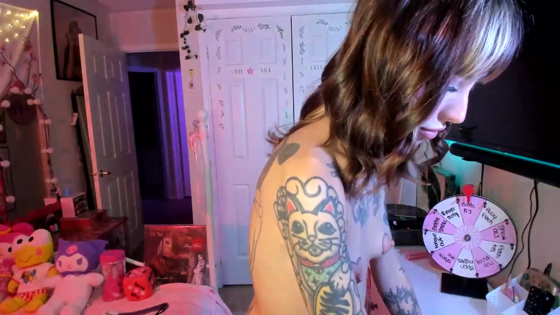 Gallery image thumbnail from lovesick's myfreecams stream on, 10/01/2024, 23:26 image 15 of 20